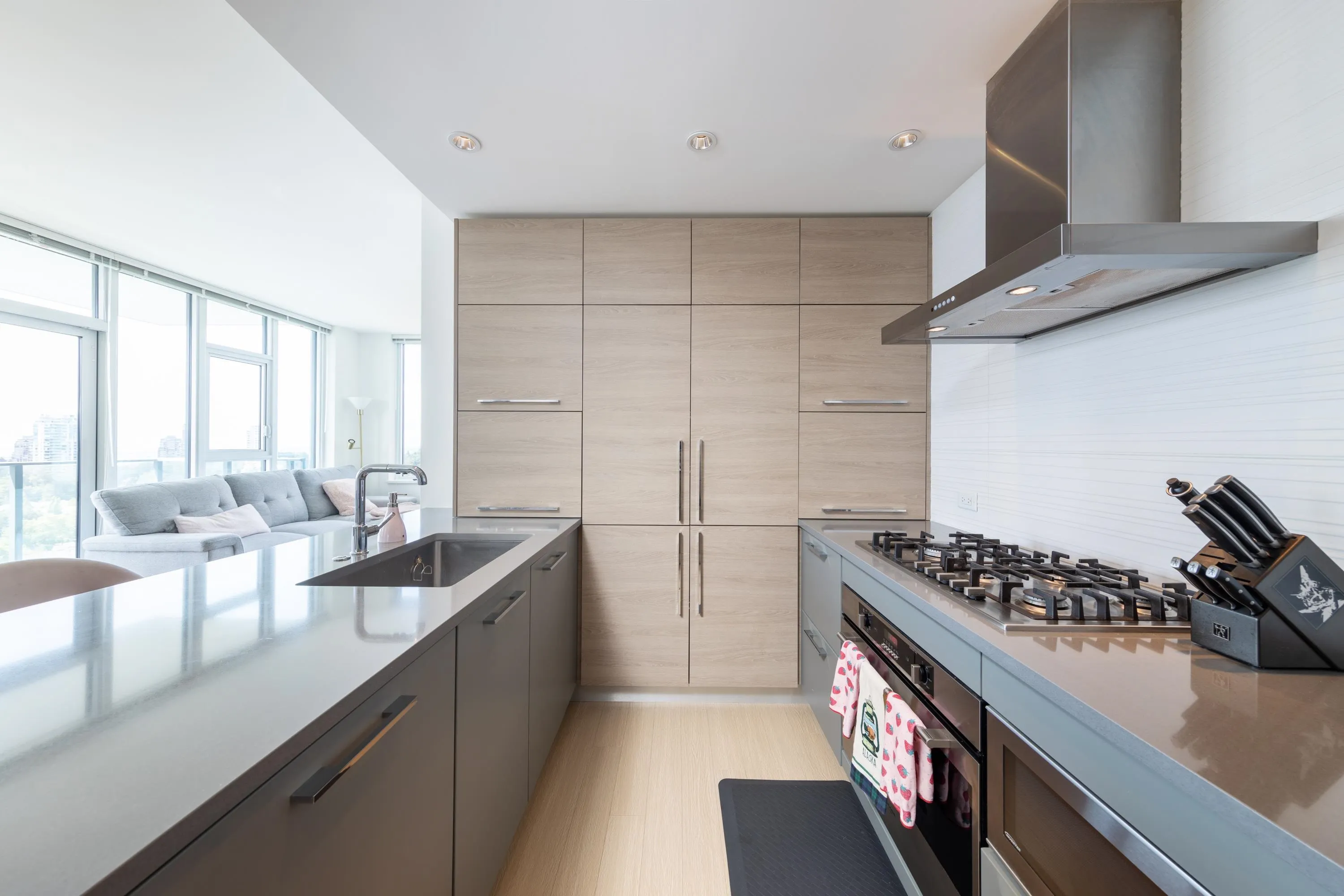 1210 7388 Kingsway