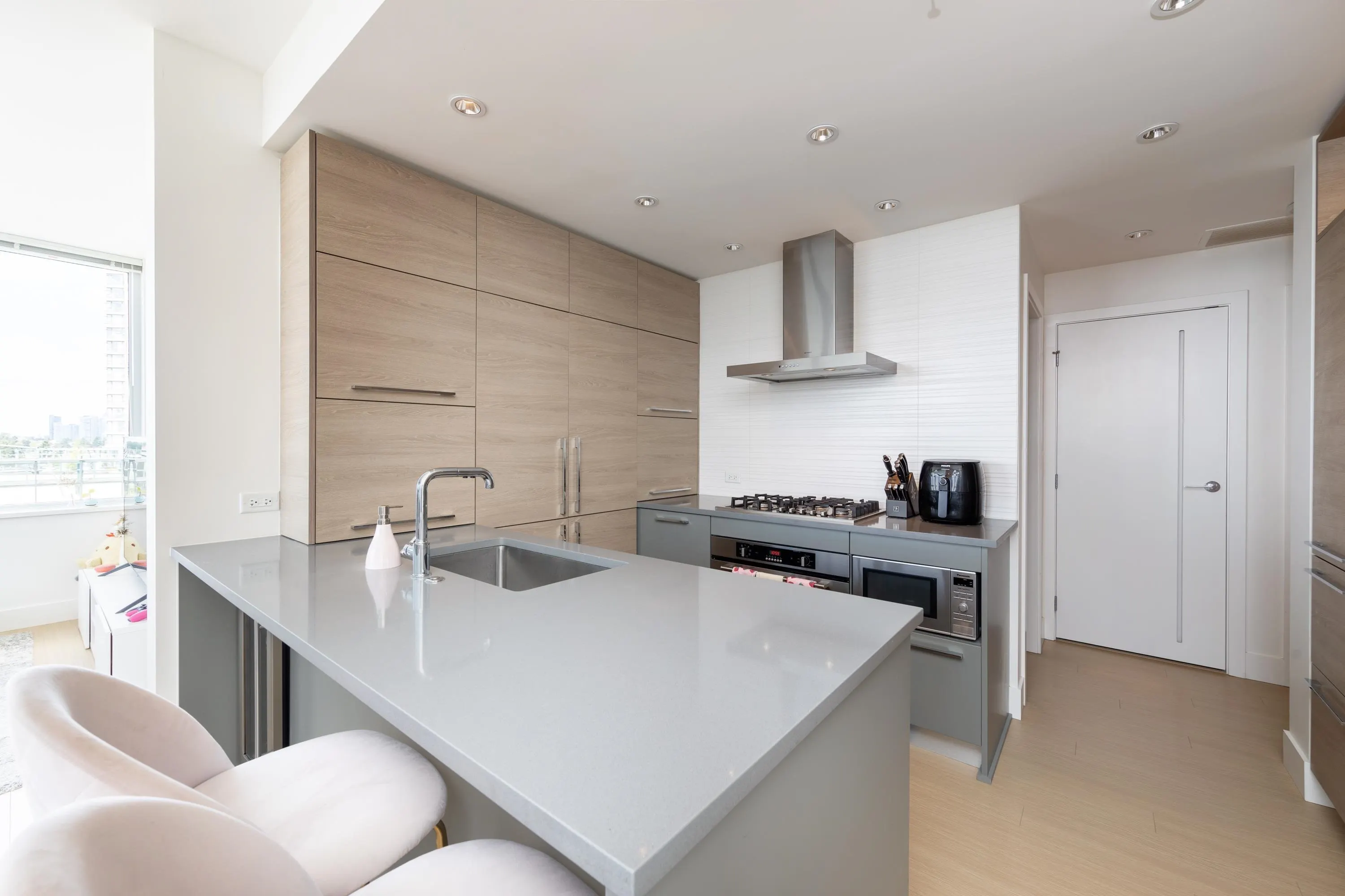 1210 7388 Kingsway