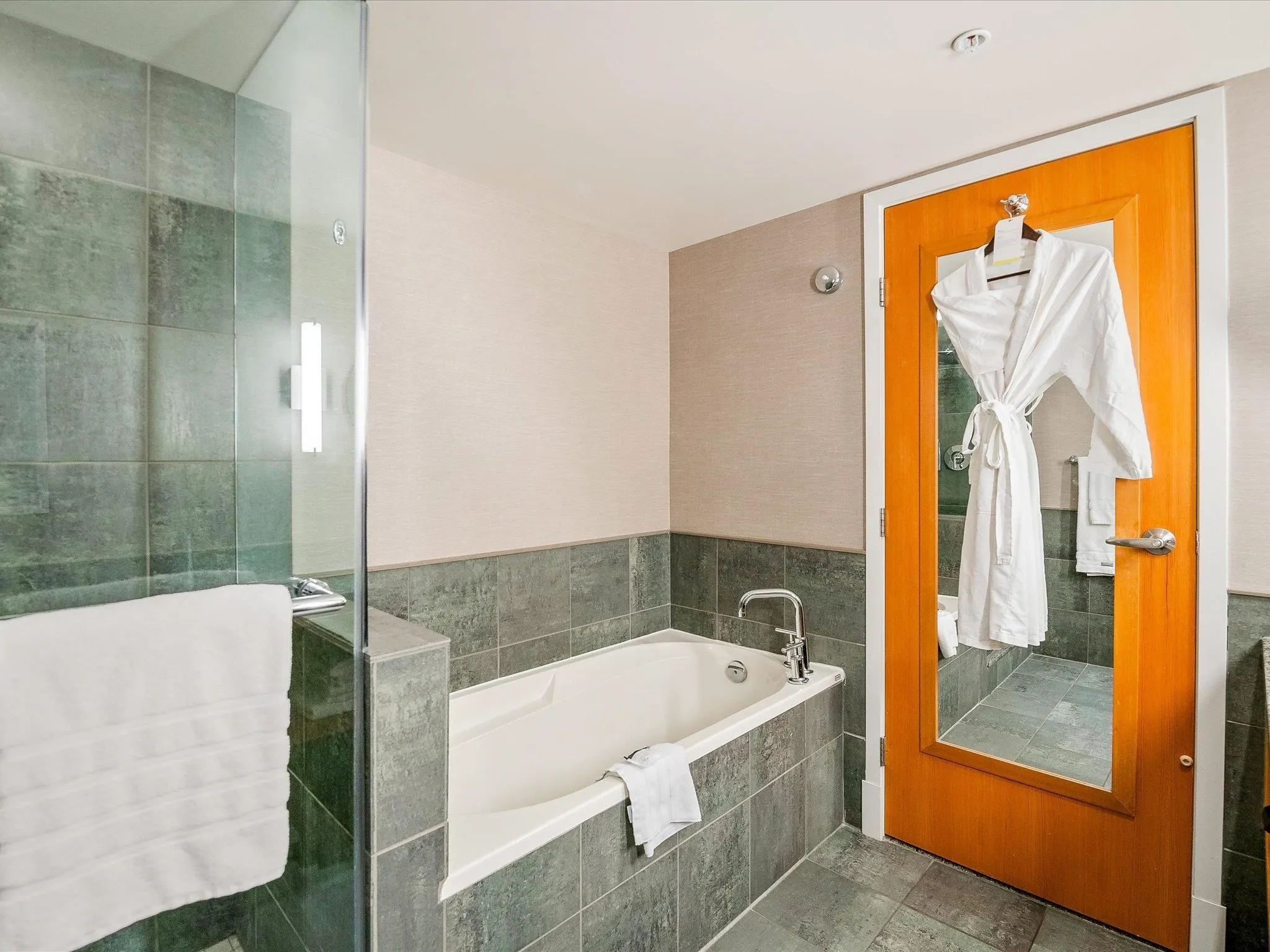 978 4090 Whistler Way