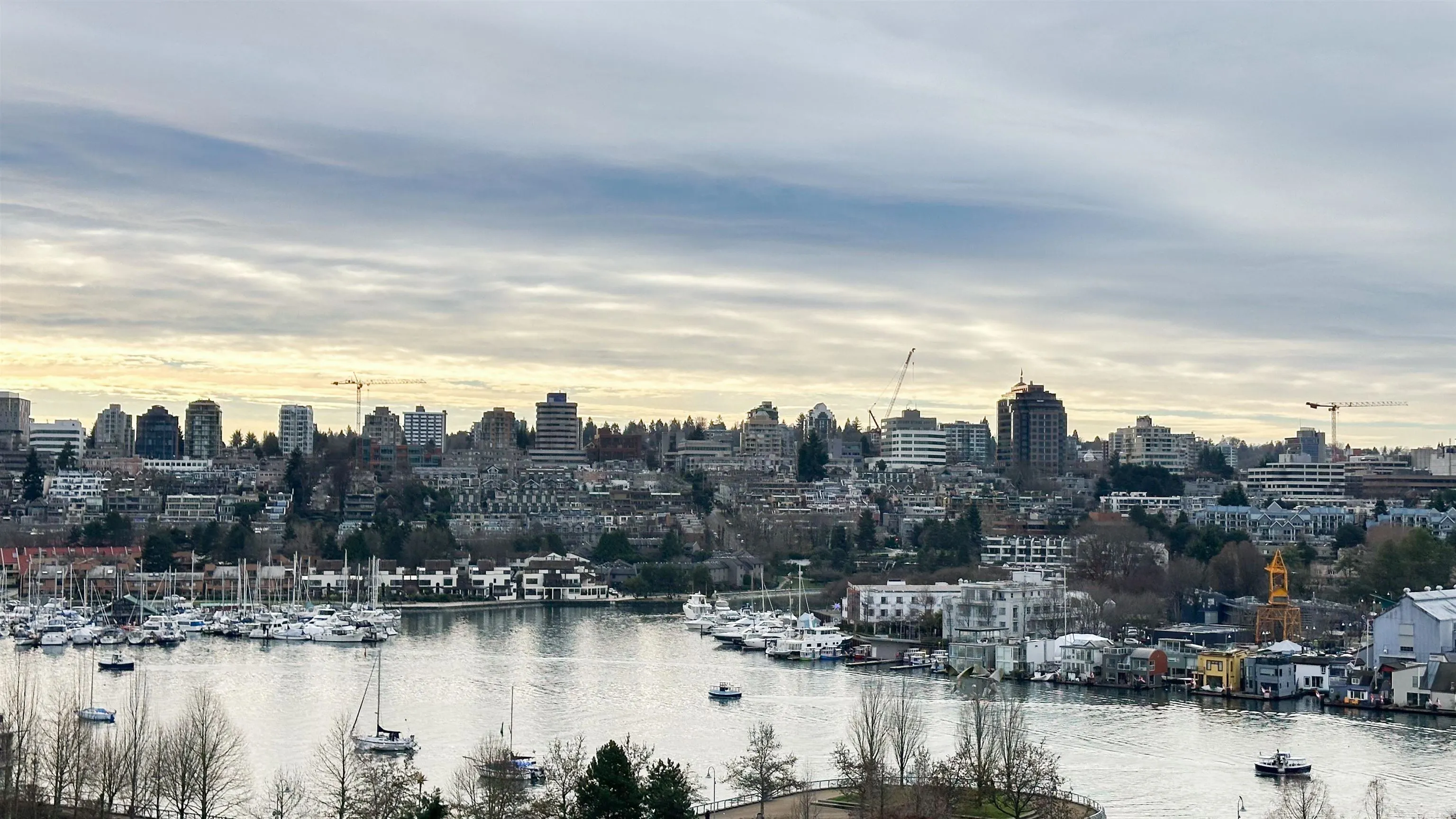 1005 583 Beach Crescent