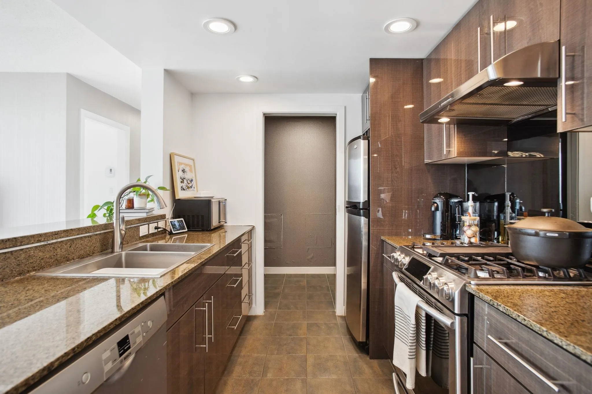 1005 583 Beach Crescent