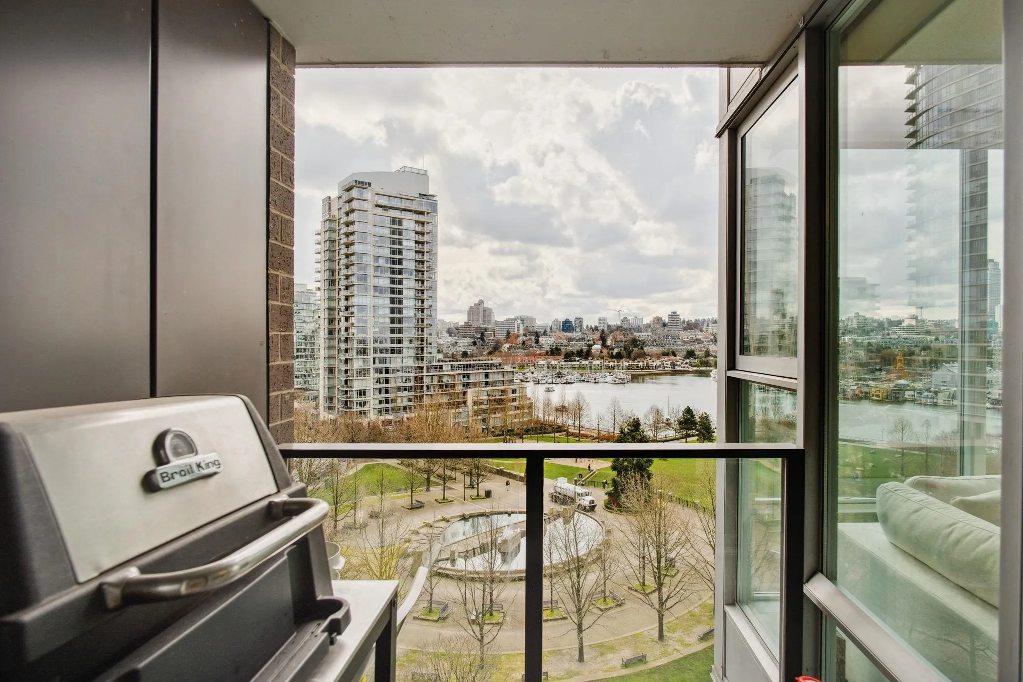 1005 583 Beach Crescent