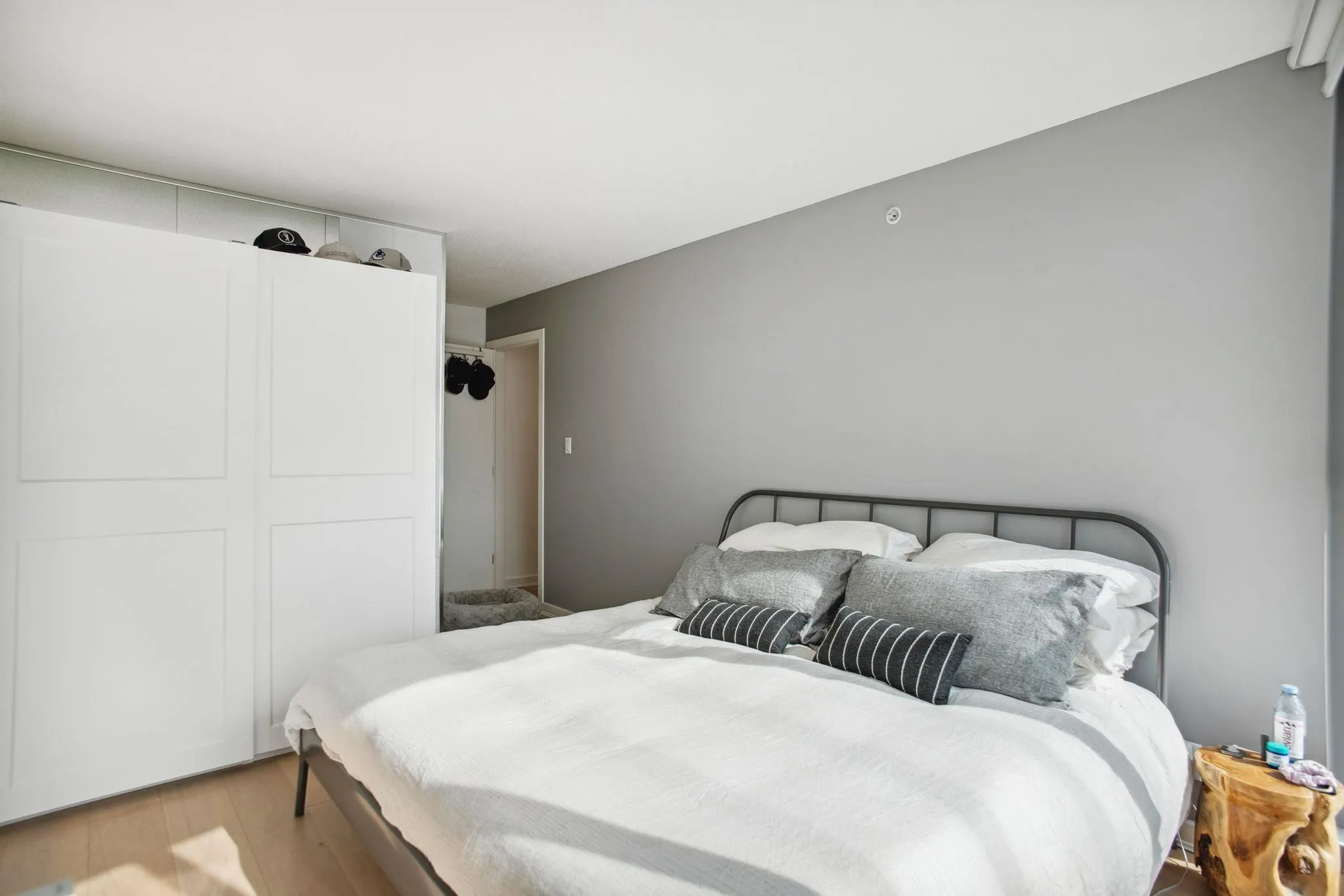1005 583 Beach Crescent