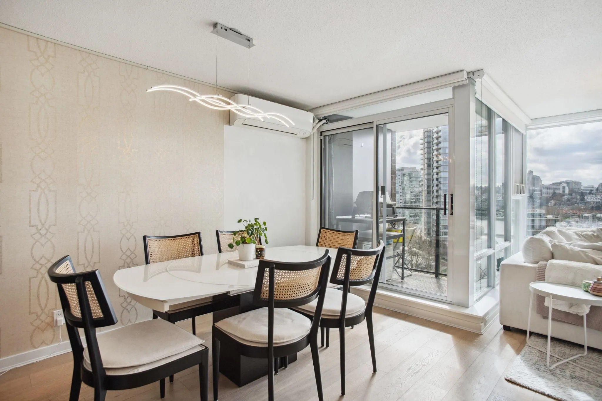 1005 583 Beach Crescent
