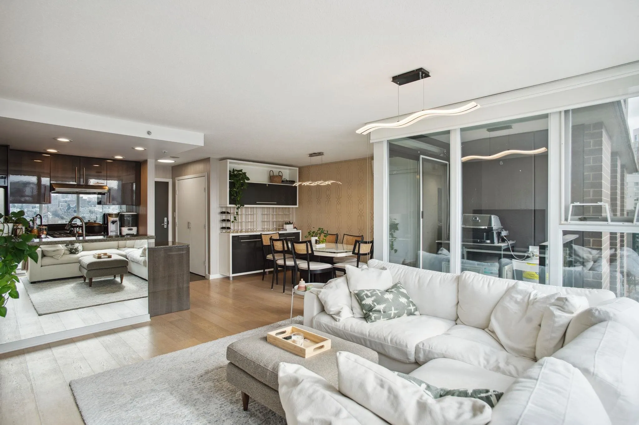 1005 583 Beach Crescent
