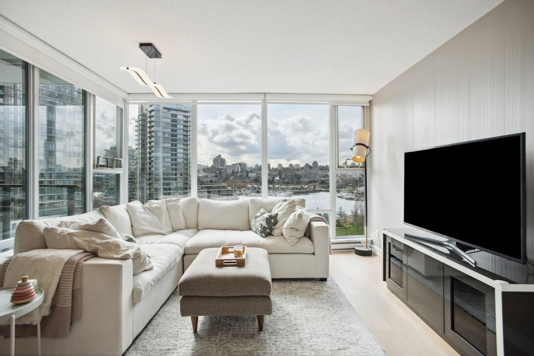 1005 583 Beach Crescent