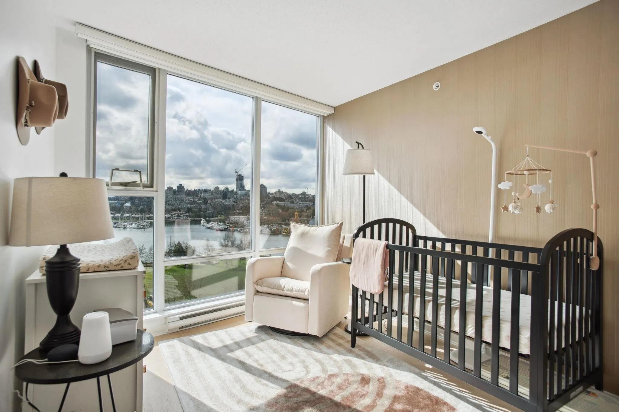 1005 583 Beach Crescent