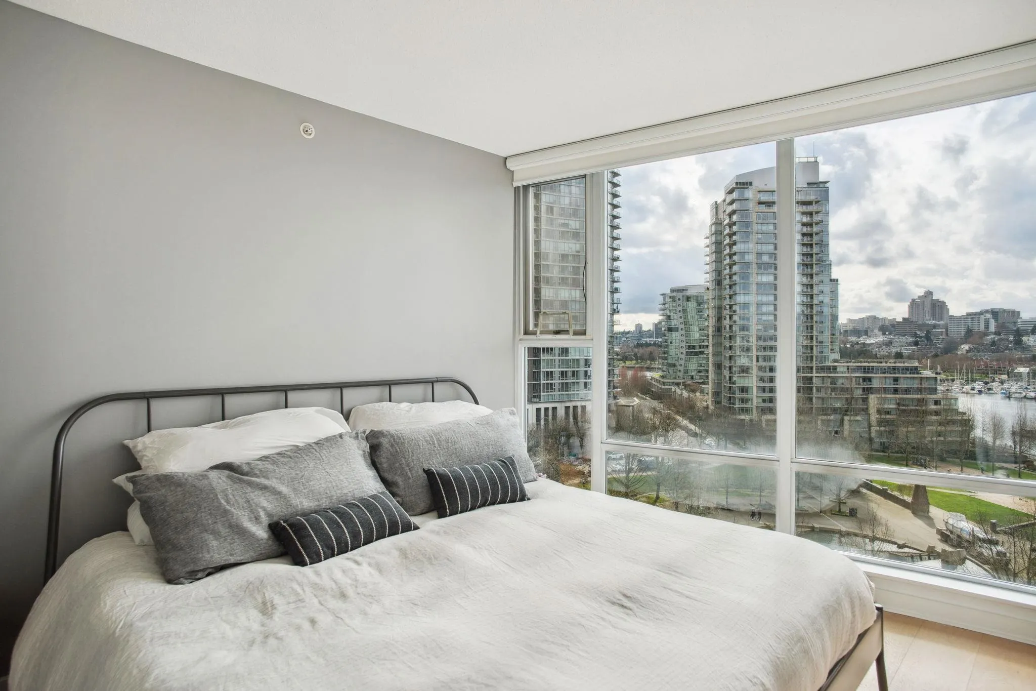1005 583 Beach Crescent