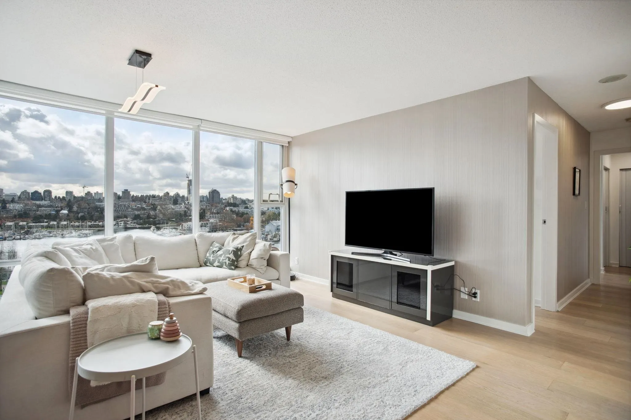 1005 583 Beach Crescent