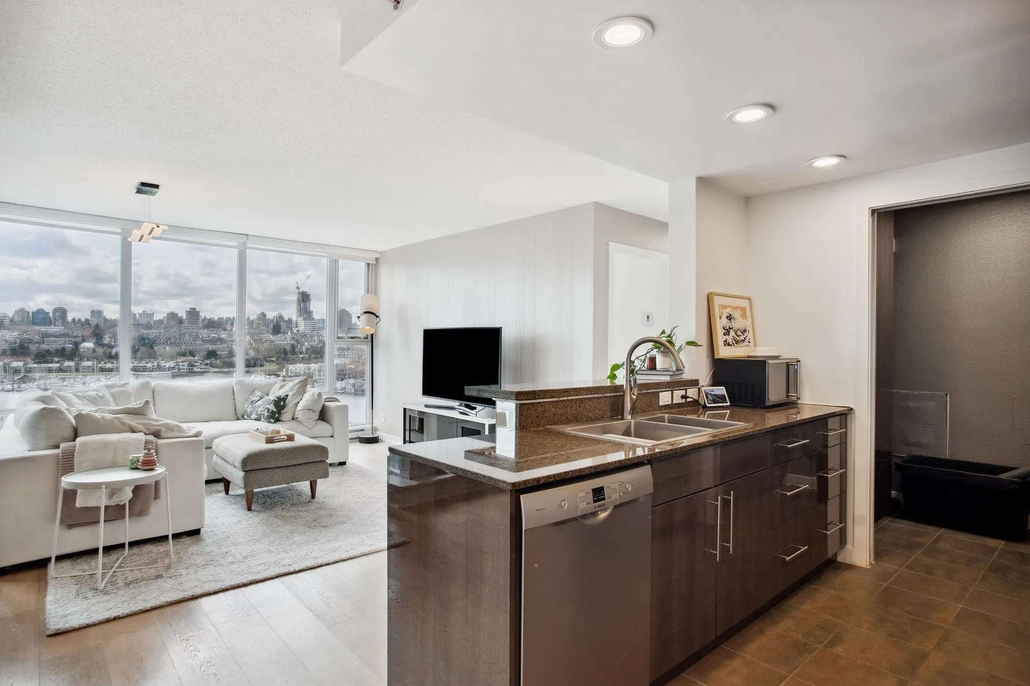 1005 583 Beach Crescent