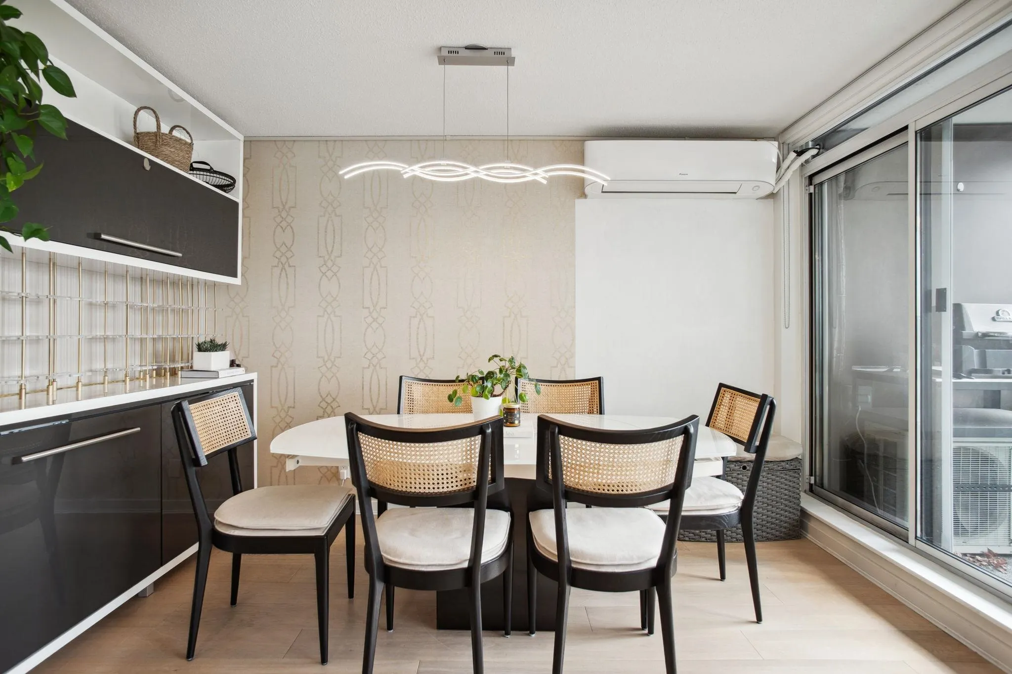 1005 583 Beach Crescent