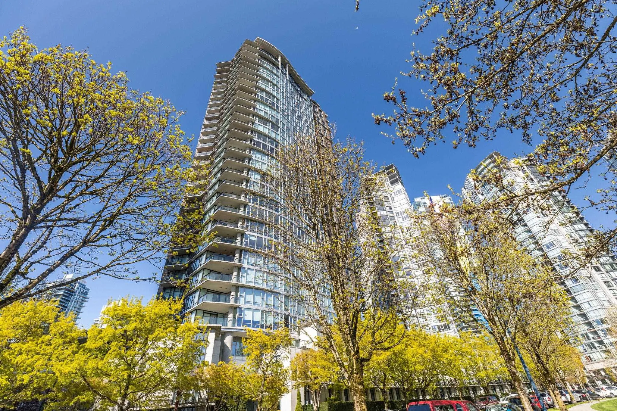 1005 583 Beach Crescent