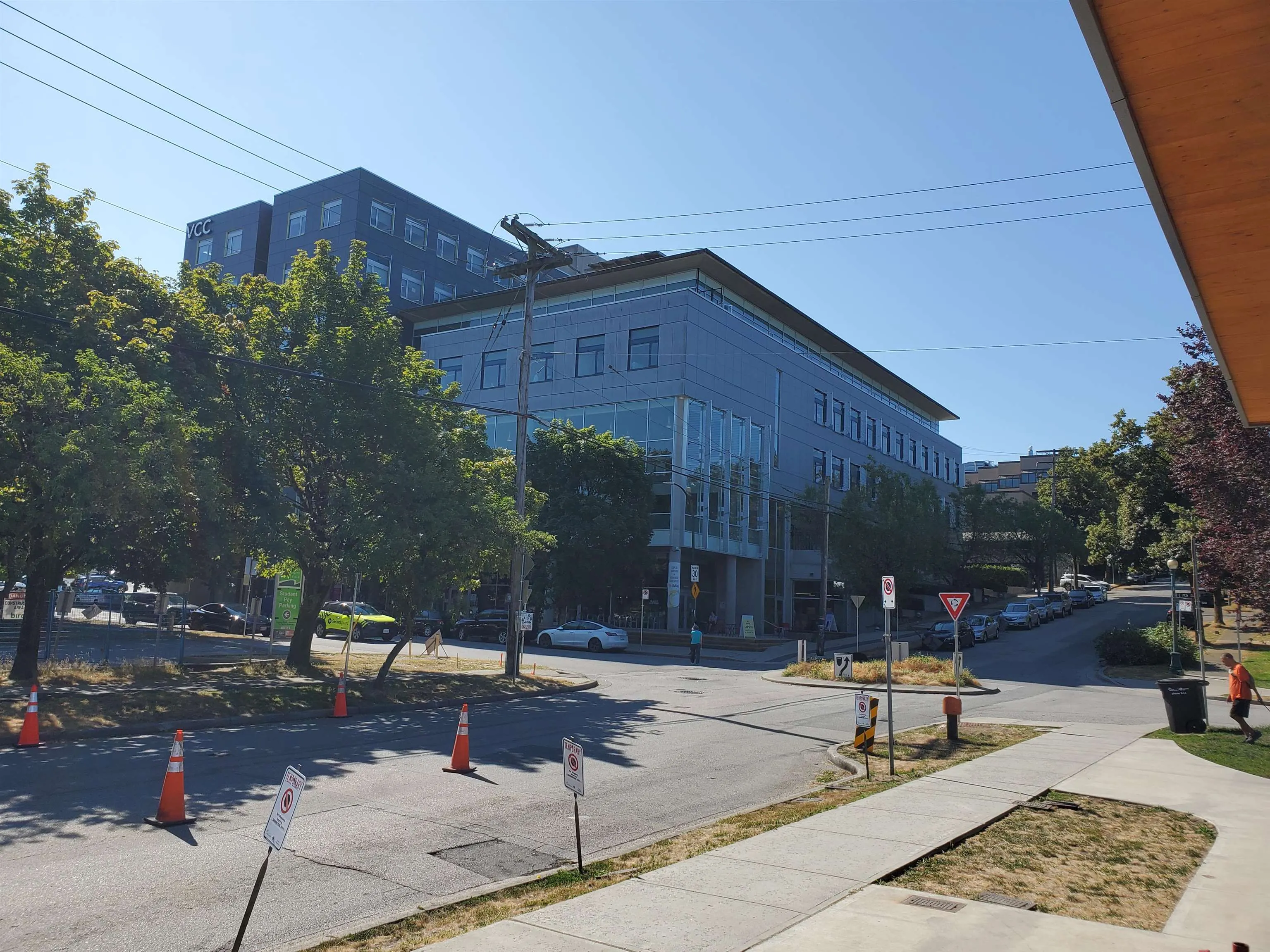 87 E 15th Avenue