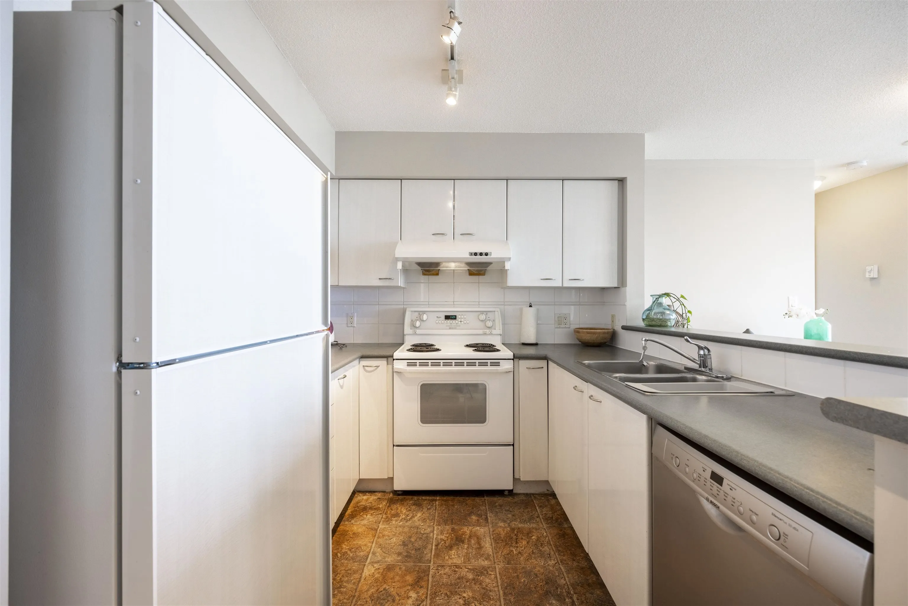 2905 6088 Willingdon Avenue