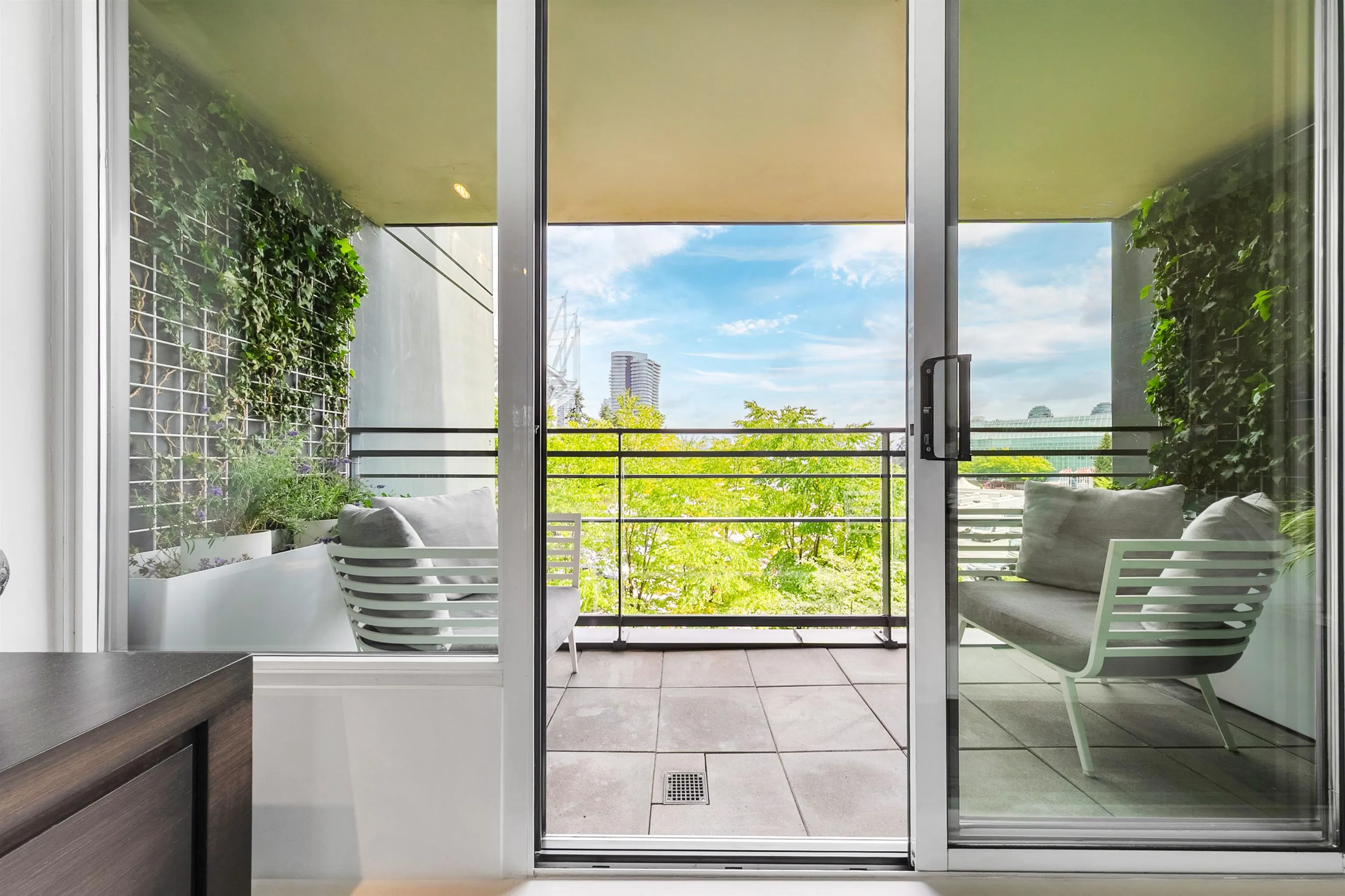 307 29 Smithe Mews