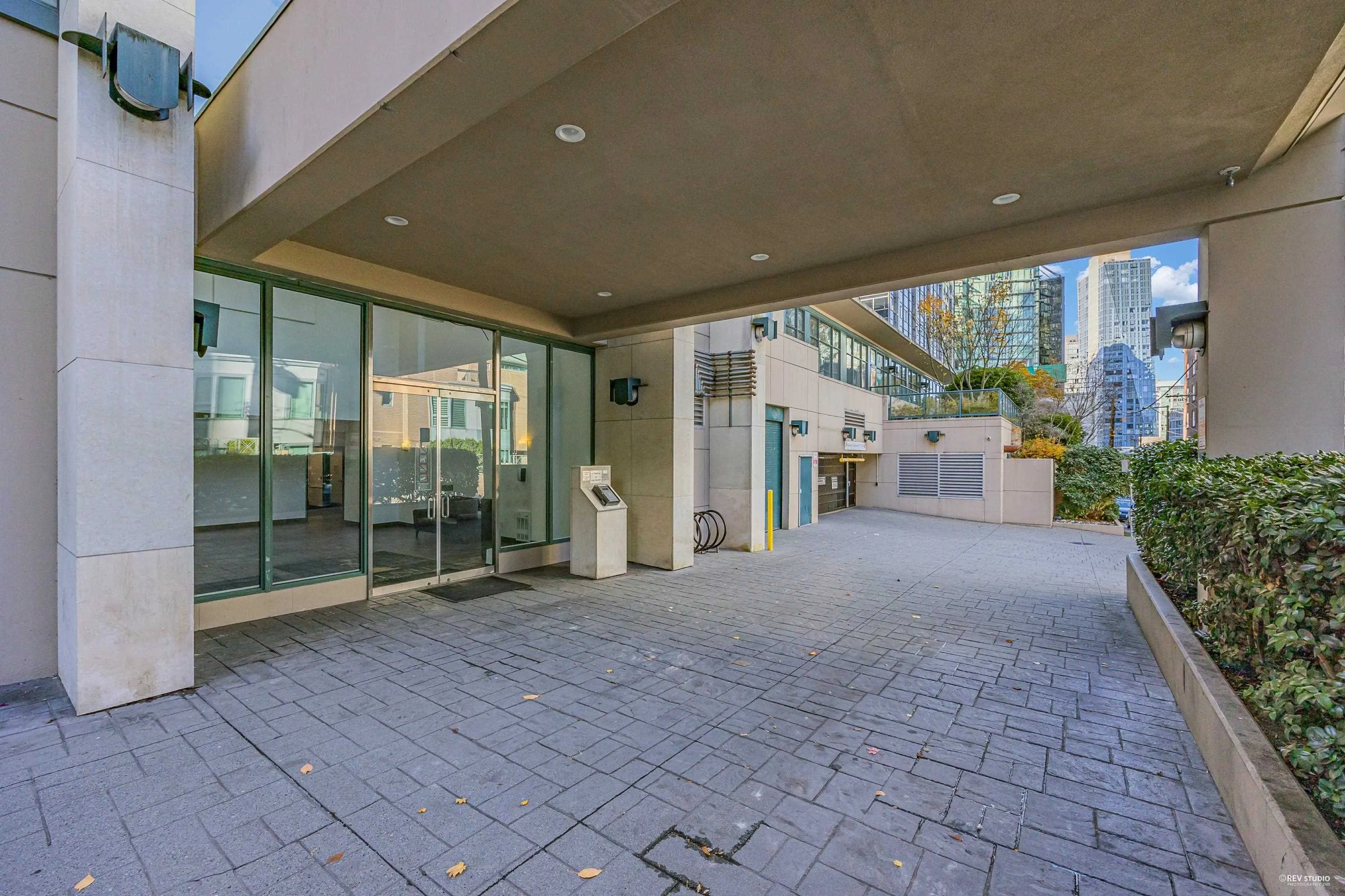 3208 1239 W Georgia Street
