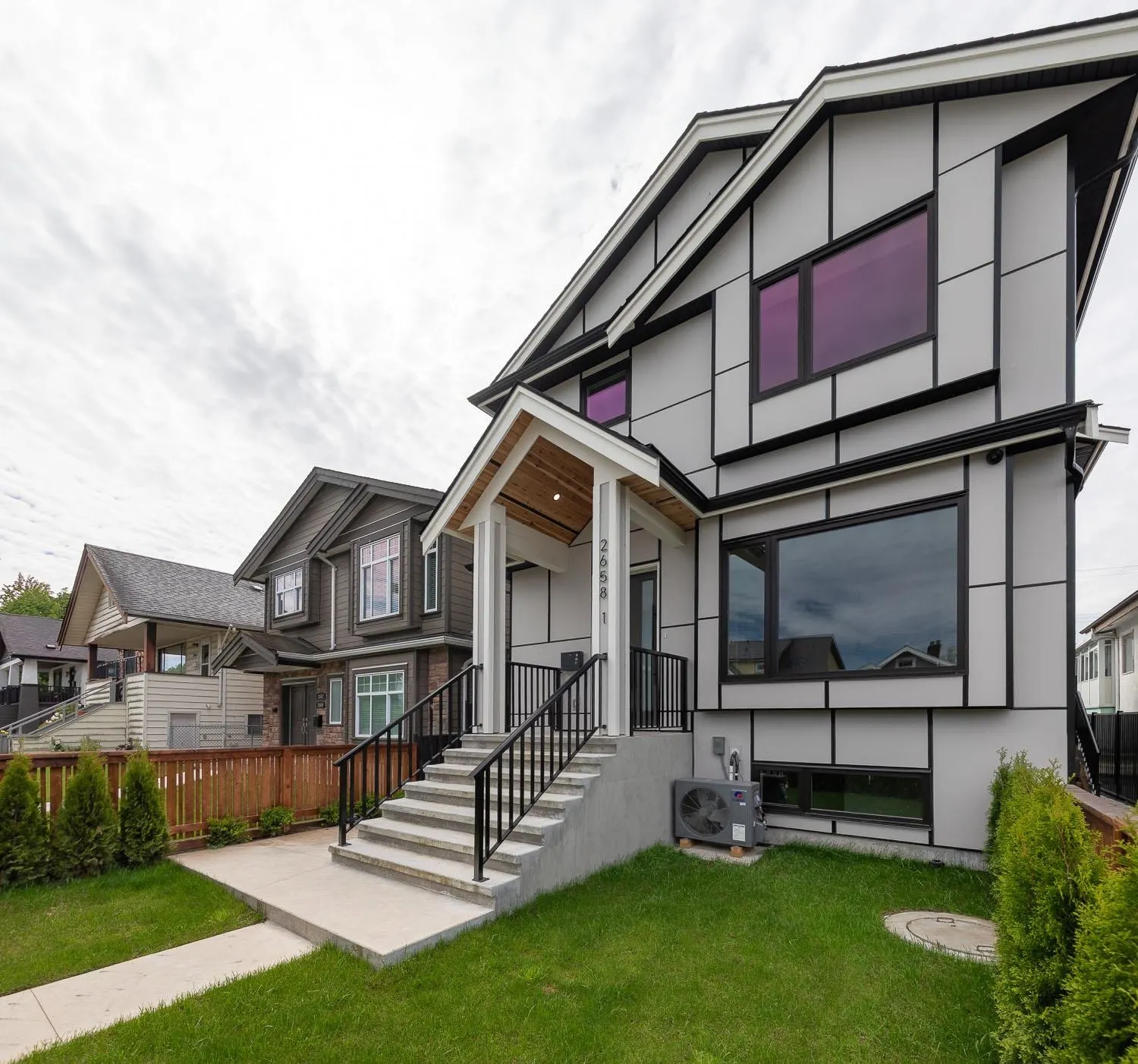 1 2658 Dundas Street