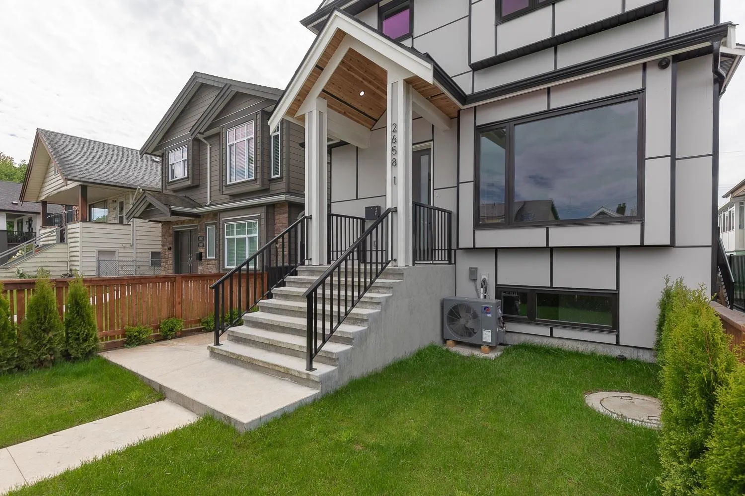 1 2658 Dundas Street