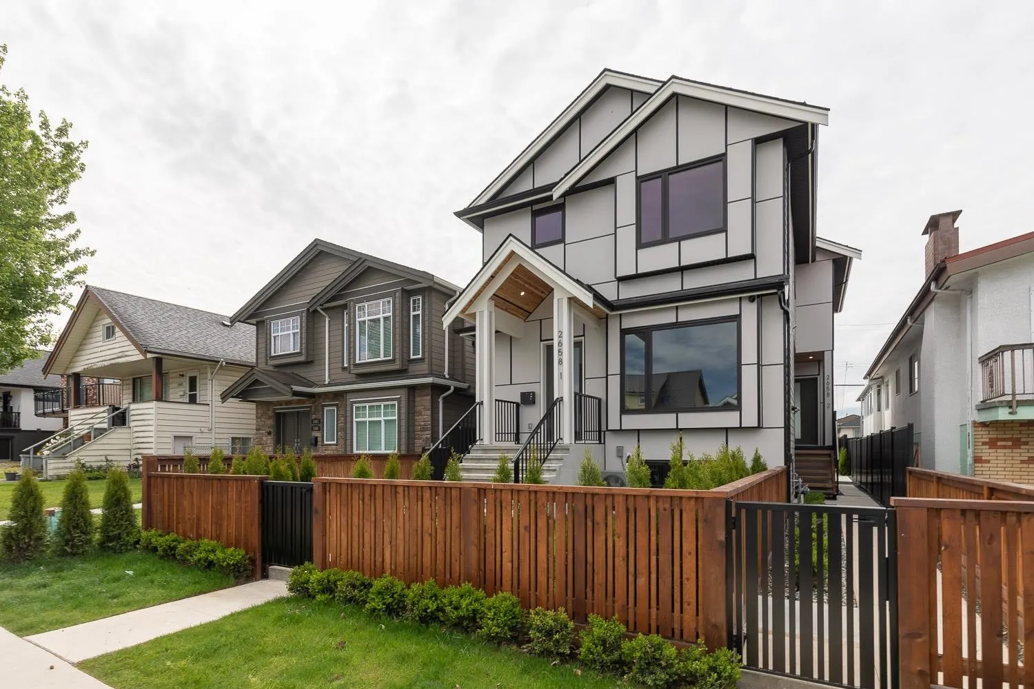 1 2658 Dundas Street