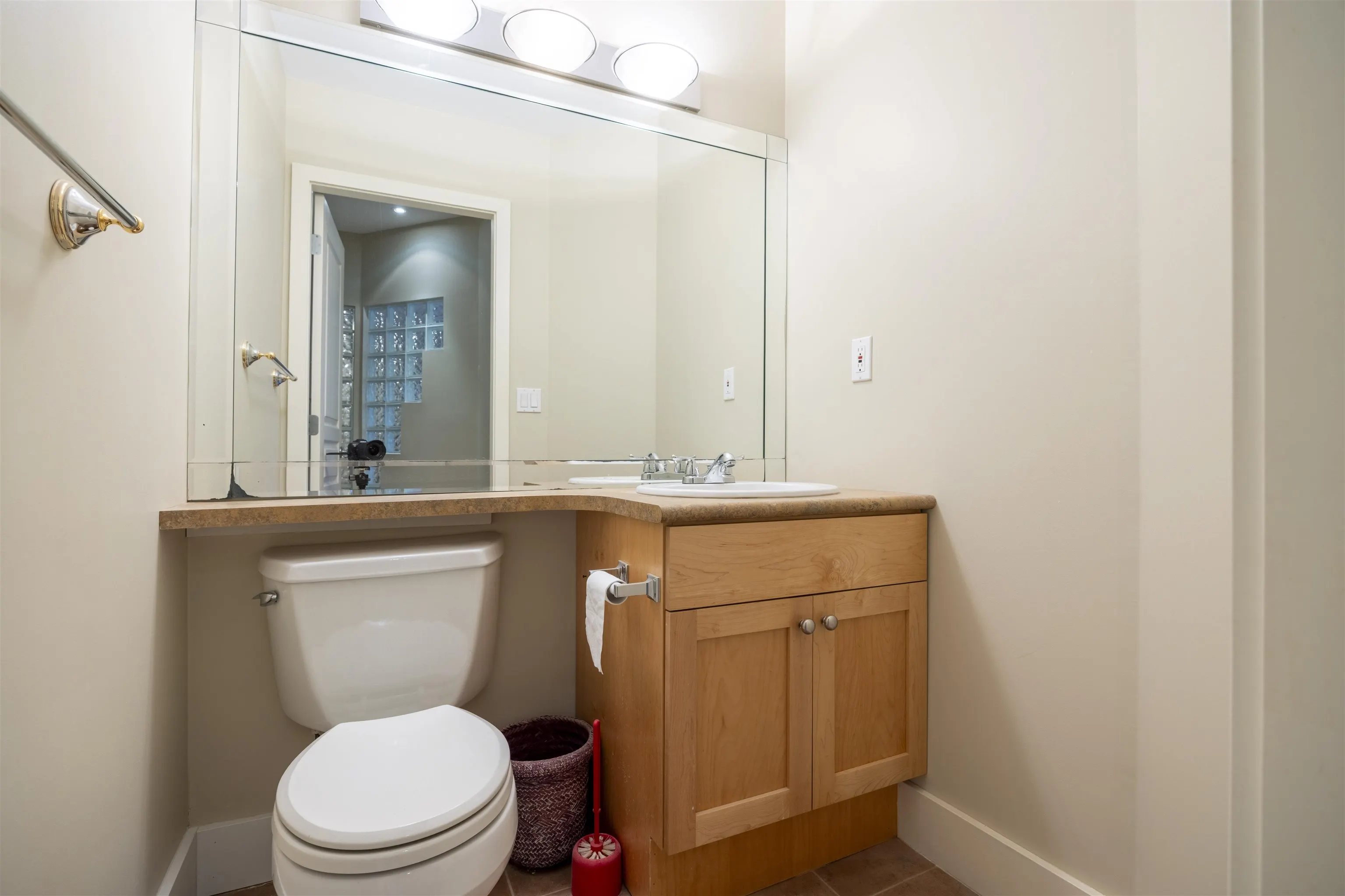 5 7833 St. Albans Road