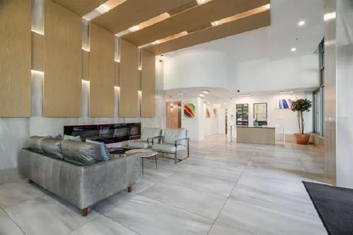 3307 1328 W Pender Street