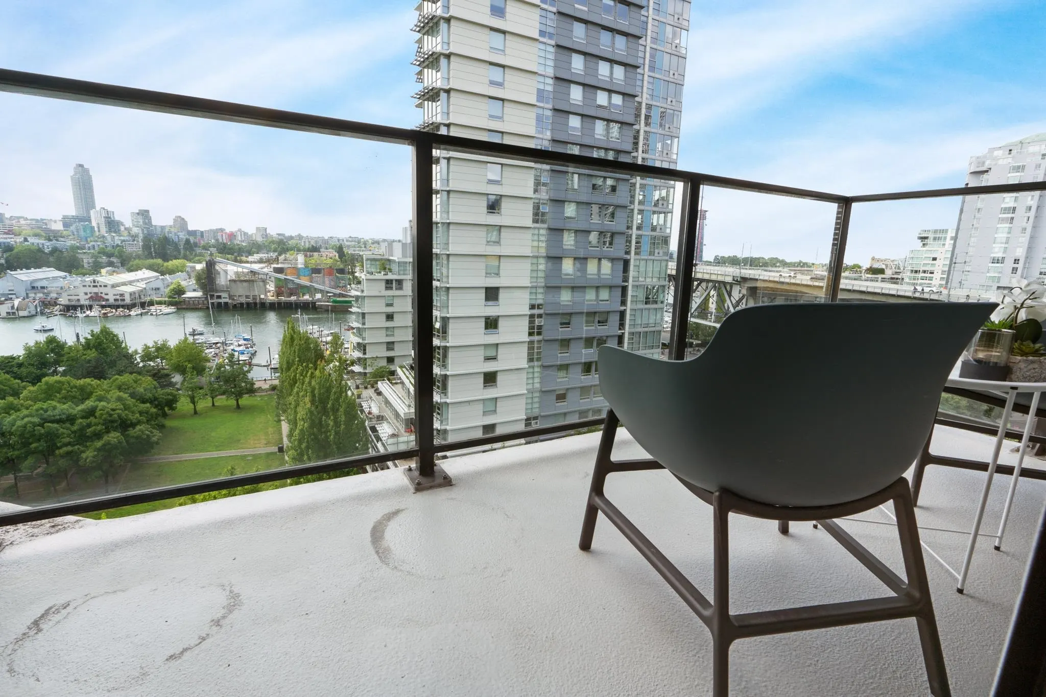 1202 583 Beach Crescent