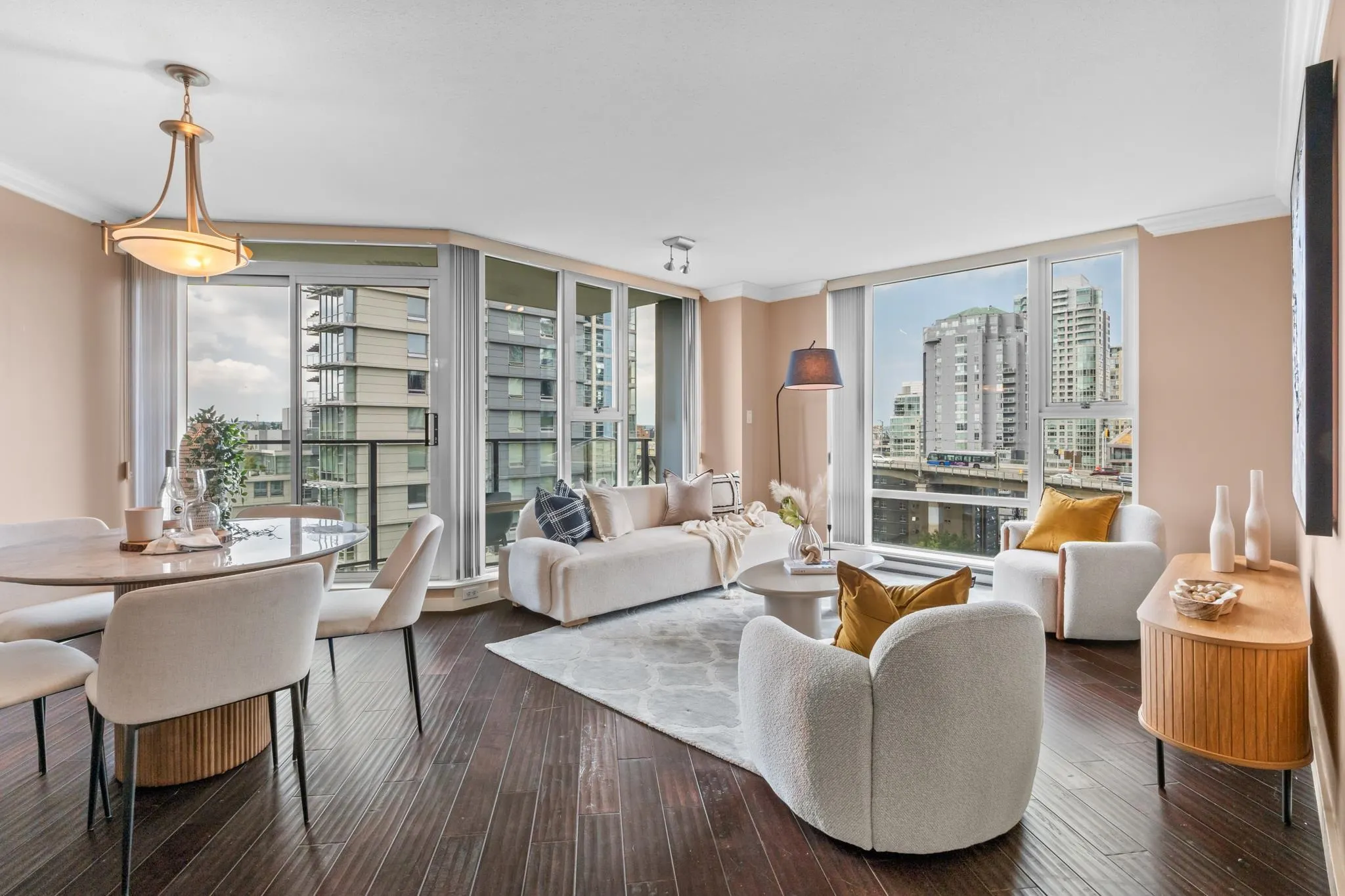 1202 583 Beach Crescent