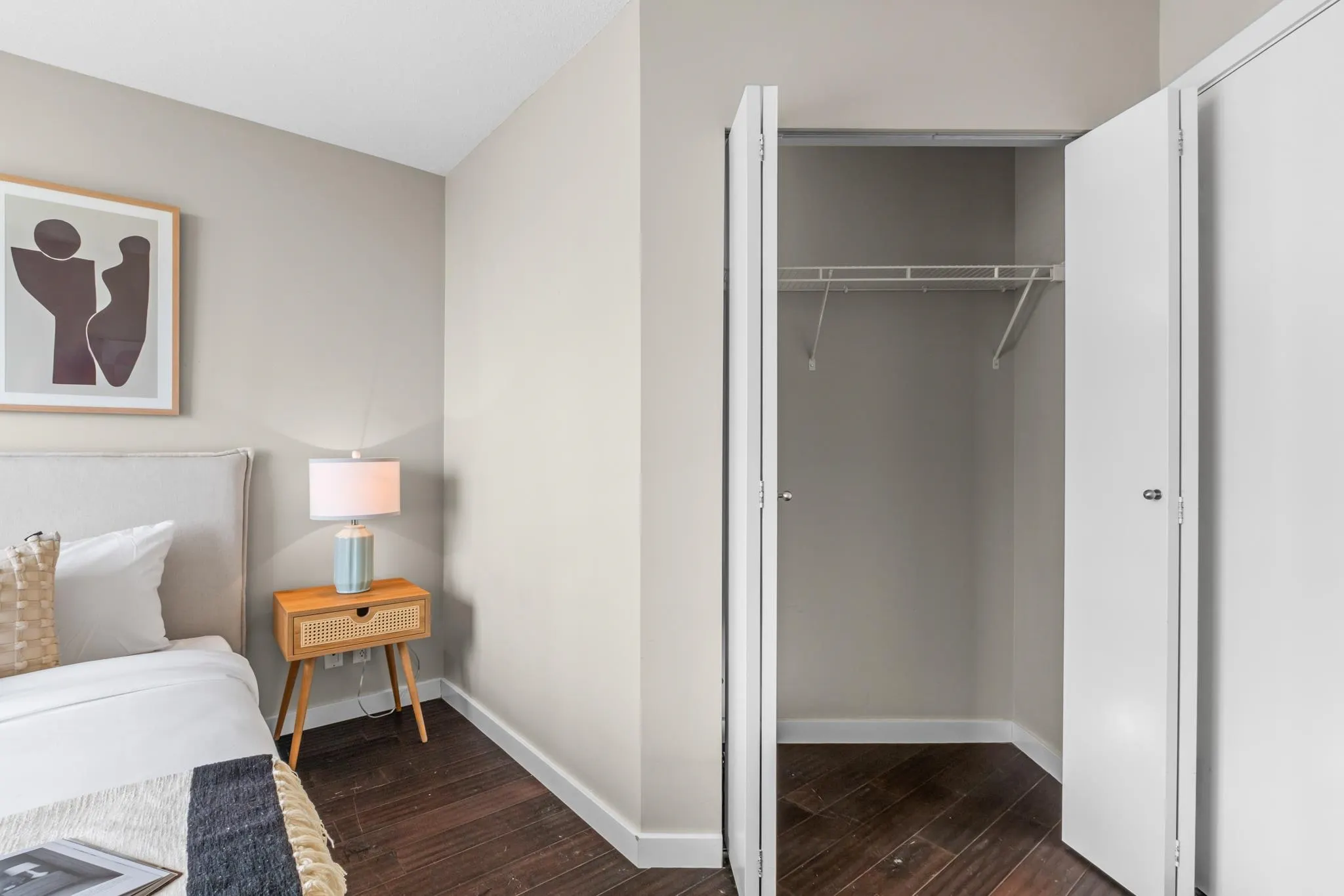 1202 583 Beach Crescent