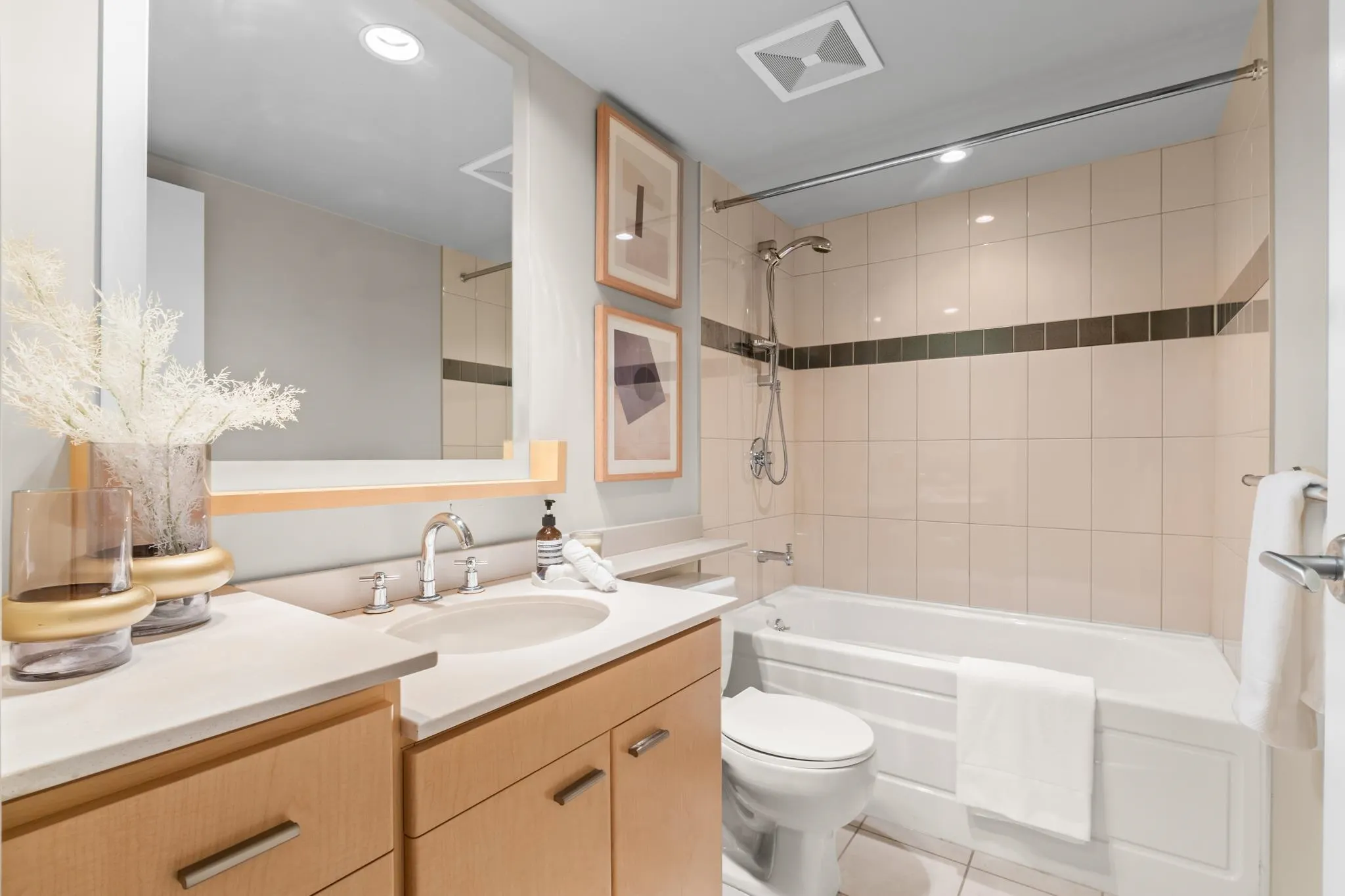1202 583 Beach Crescent