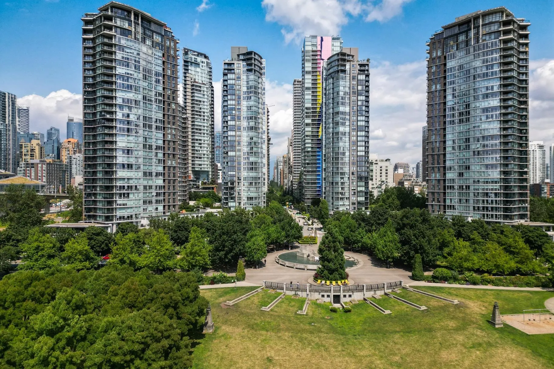 1202 583 Beach Crescent