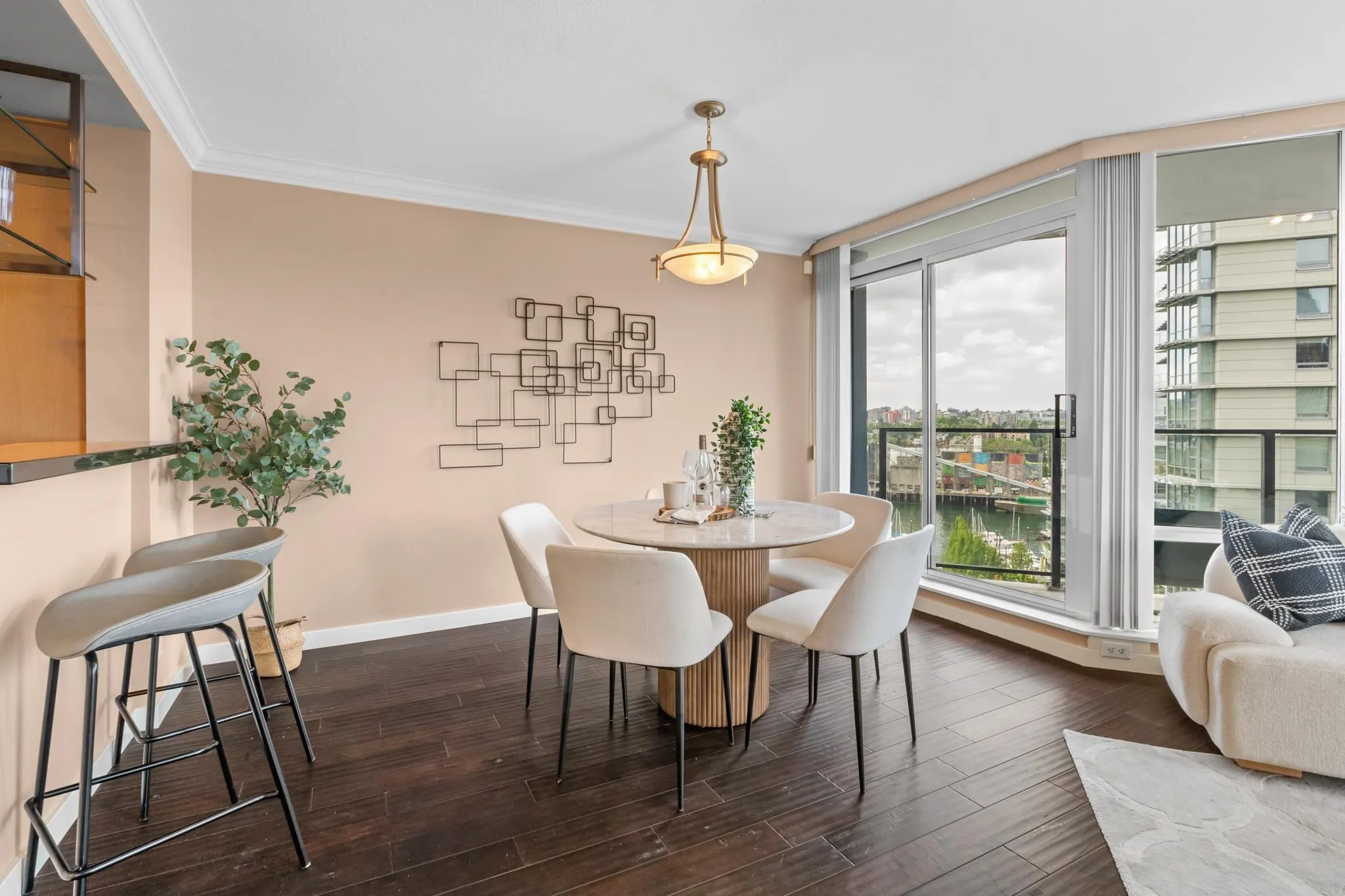 1202 583 Beach Crescent