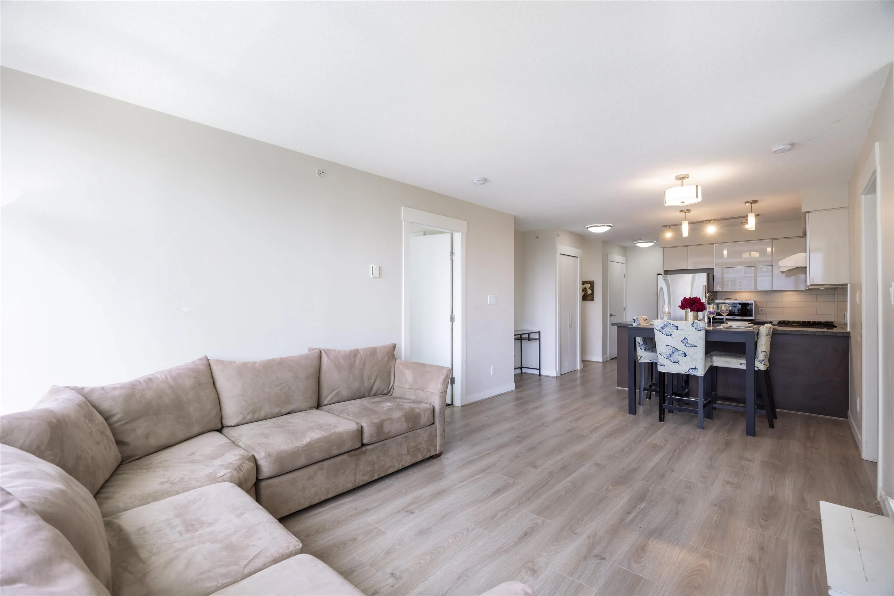809 6733 Buswell Street