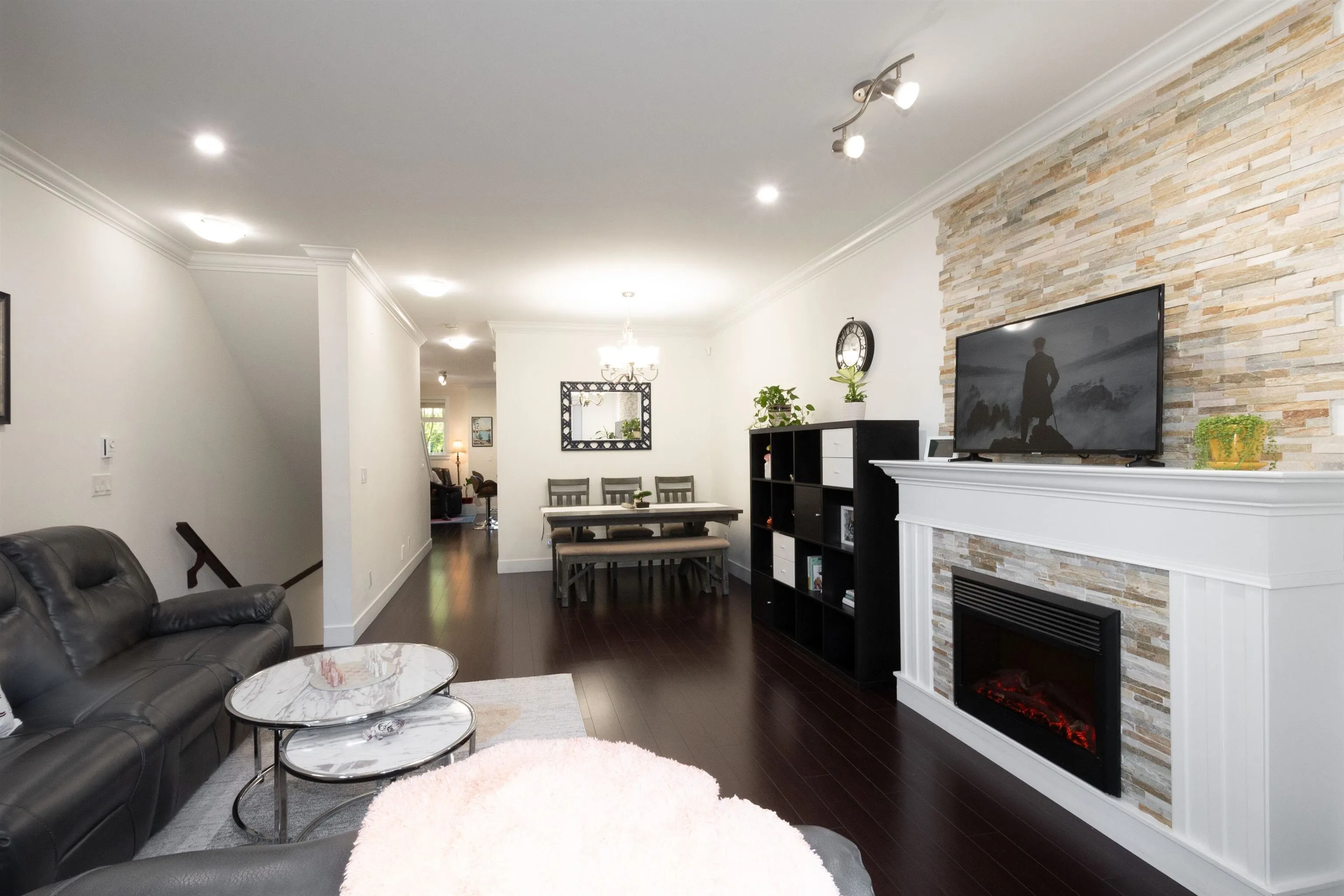 8 6383 140 Street