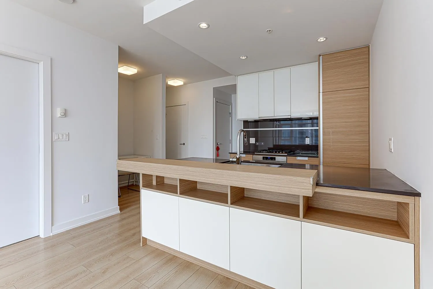 1710 4688 Kingsway