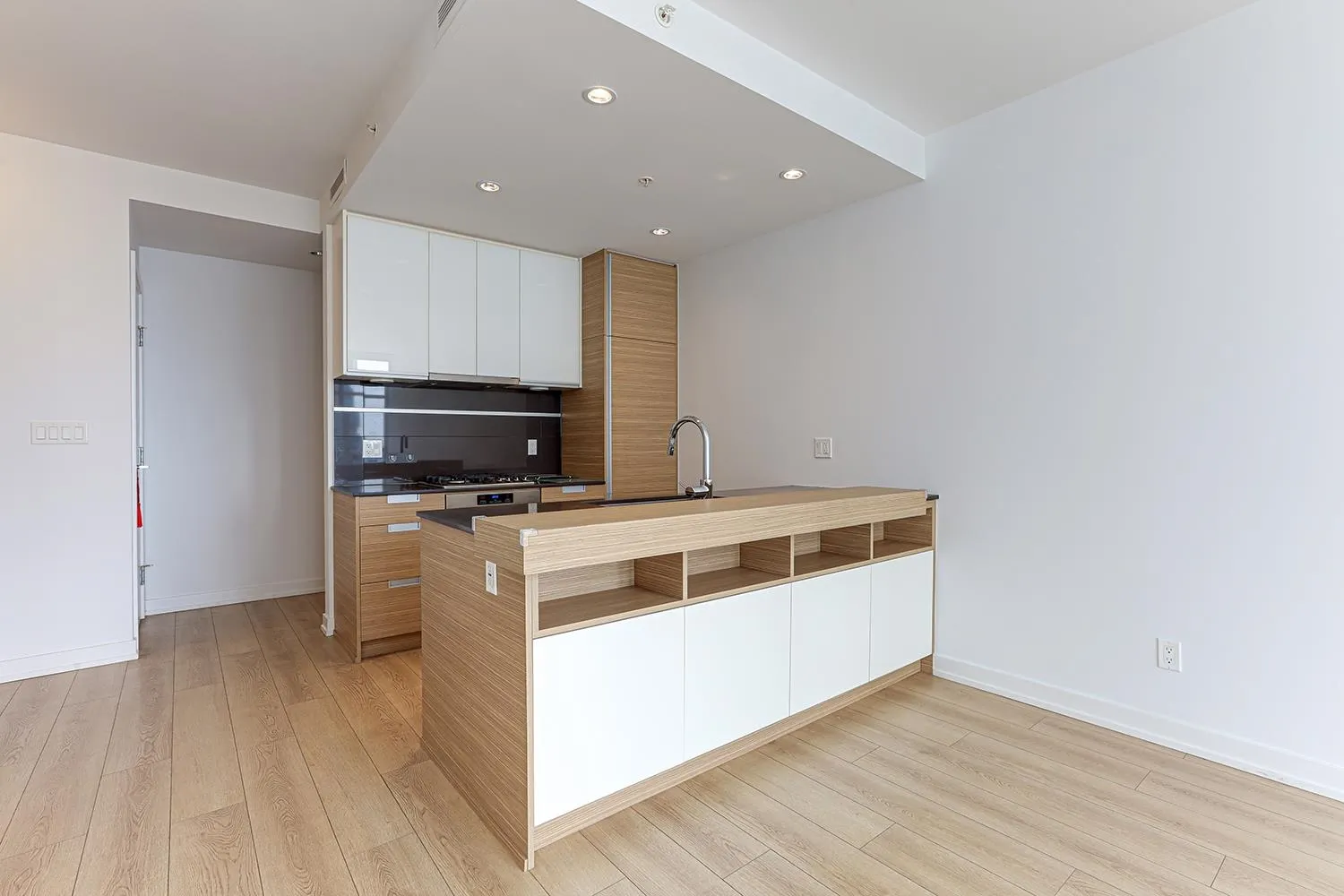 1710 4688 Kingsway