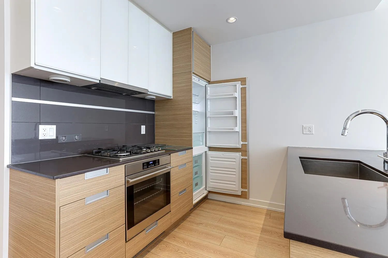 1710 4688 Kingsway