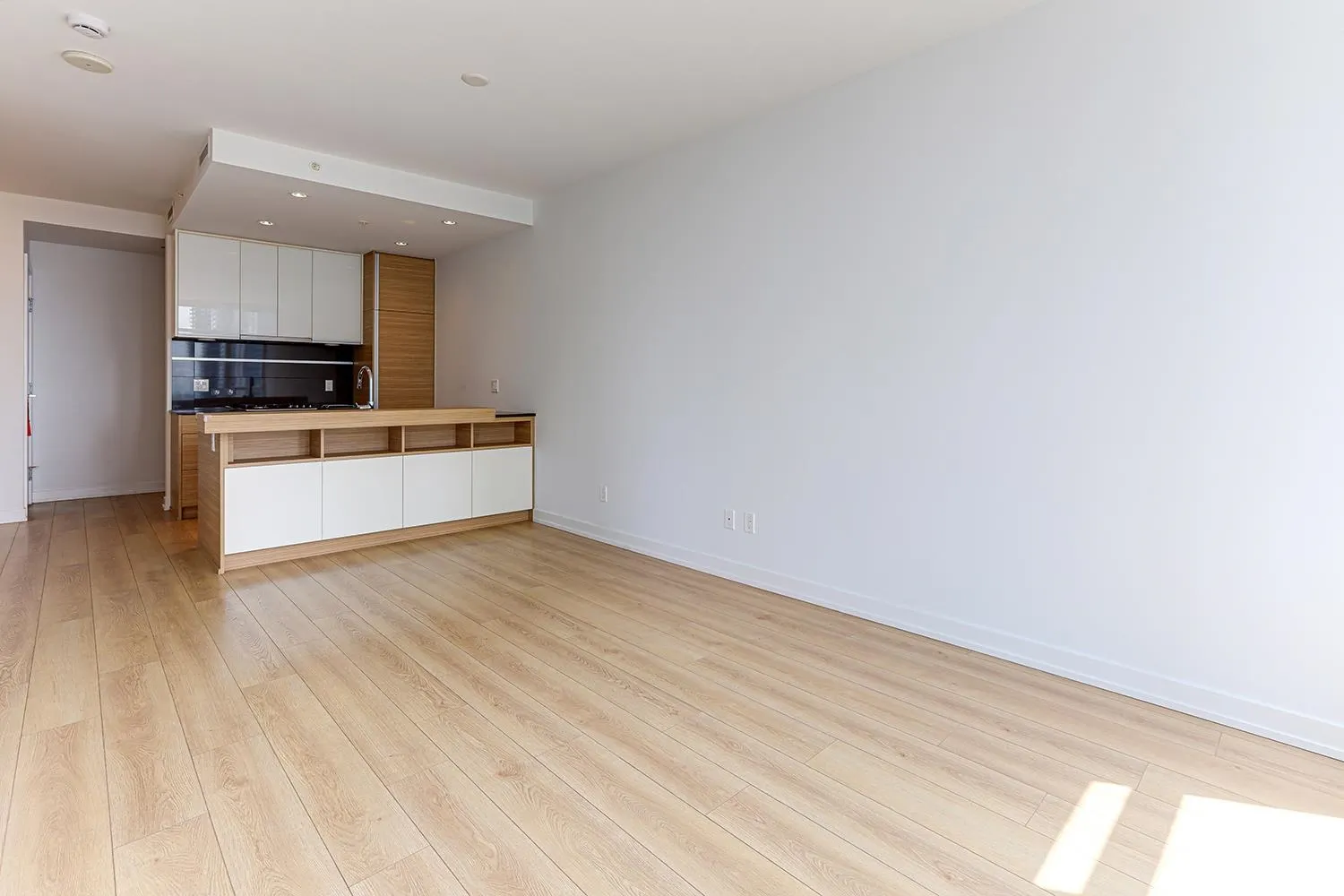 1710 4688 Kingsway