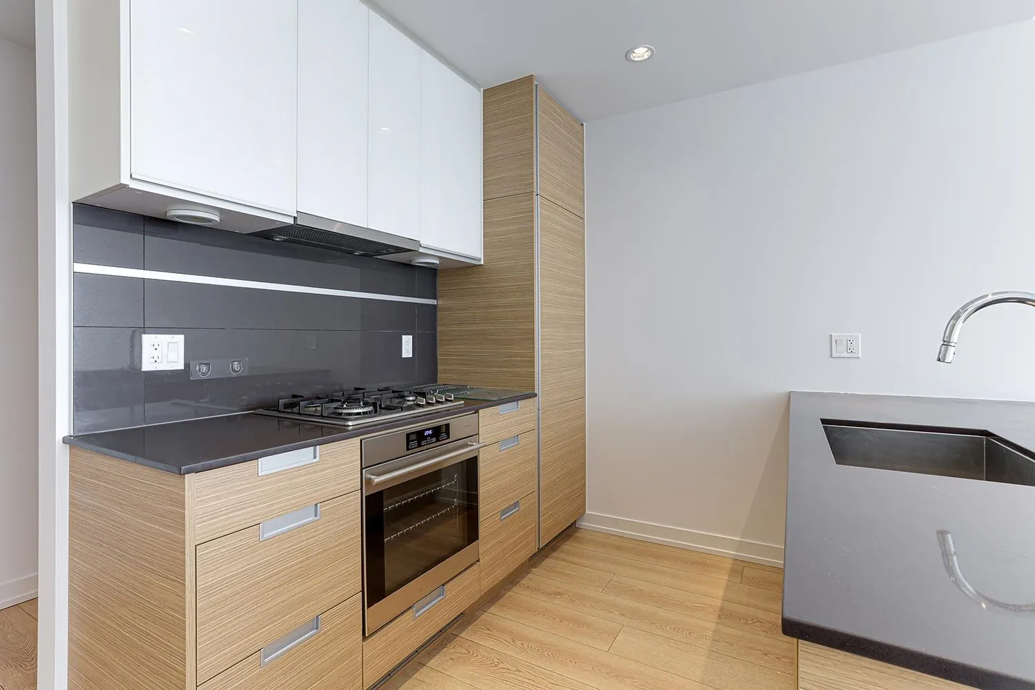 1710 4688 Kingsway