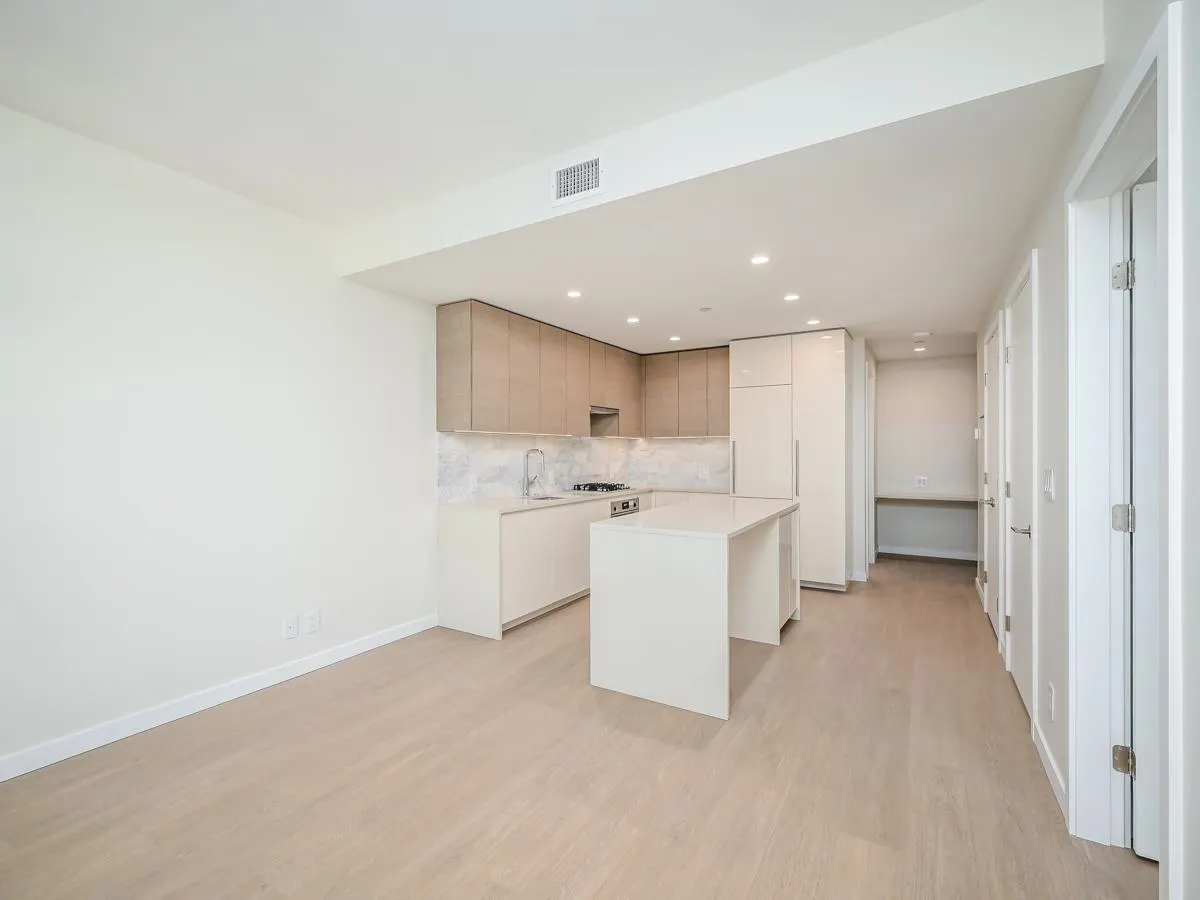 2406 2186 Gilmore Avenue