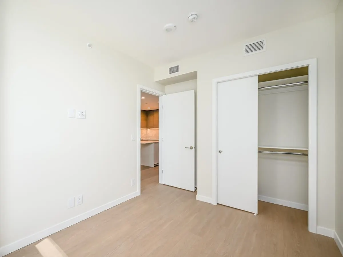 2406 2186 Gilmore Avenue