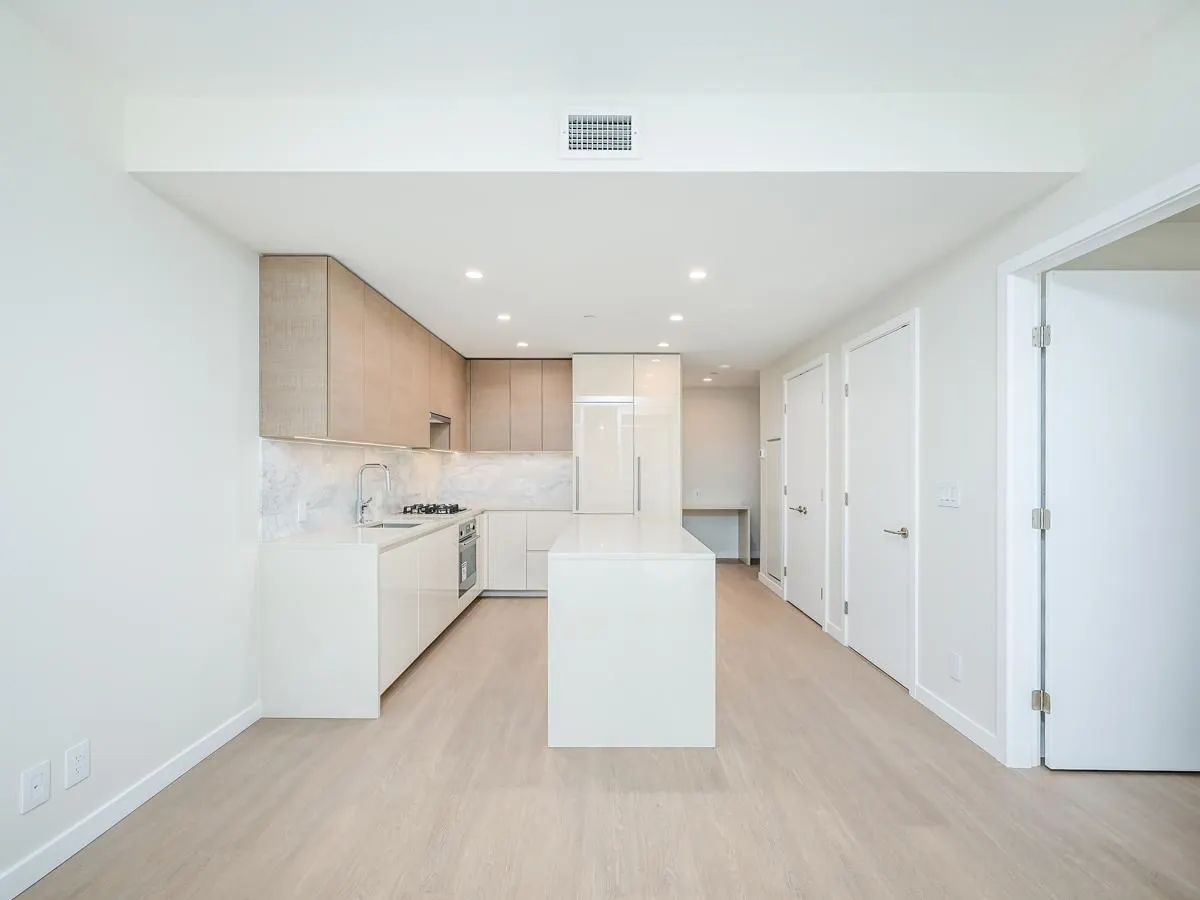 2406 2186 Gilmore Avenue