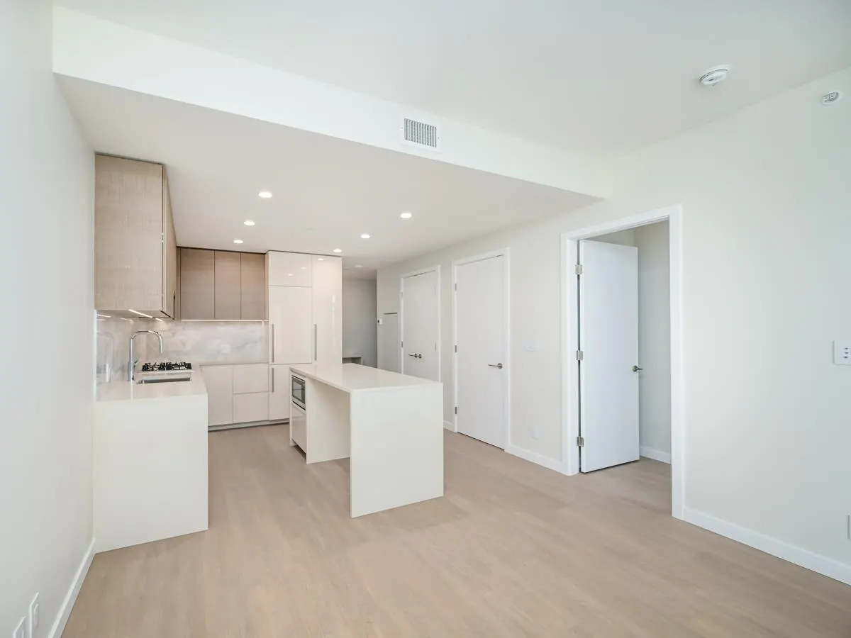 2406 2186 Gilmore Avenue