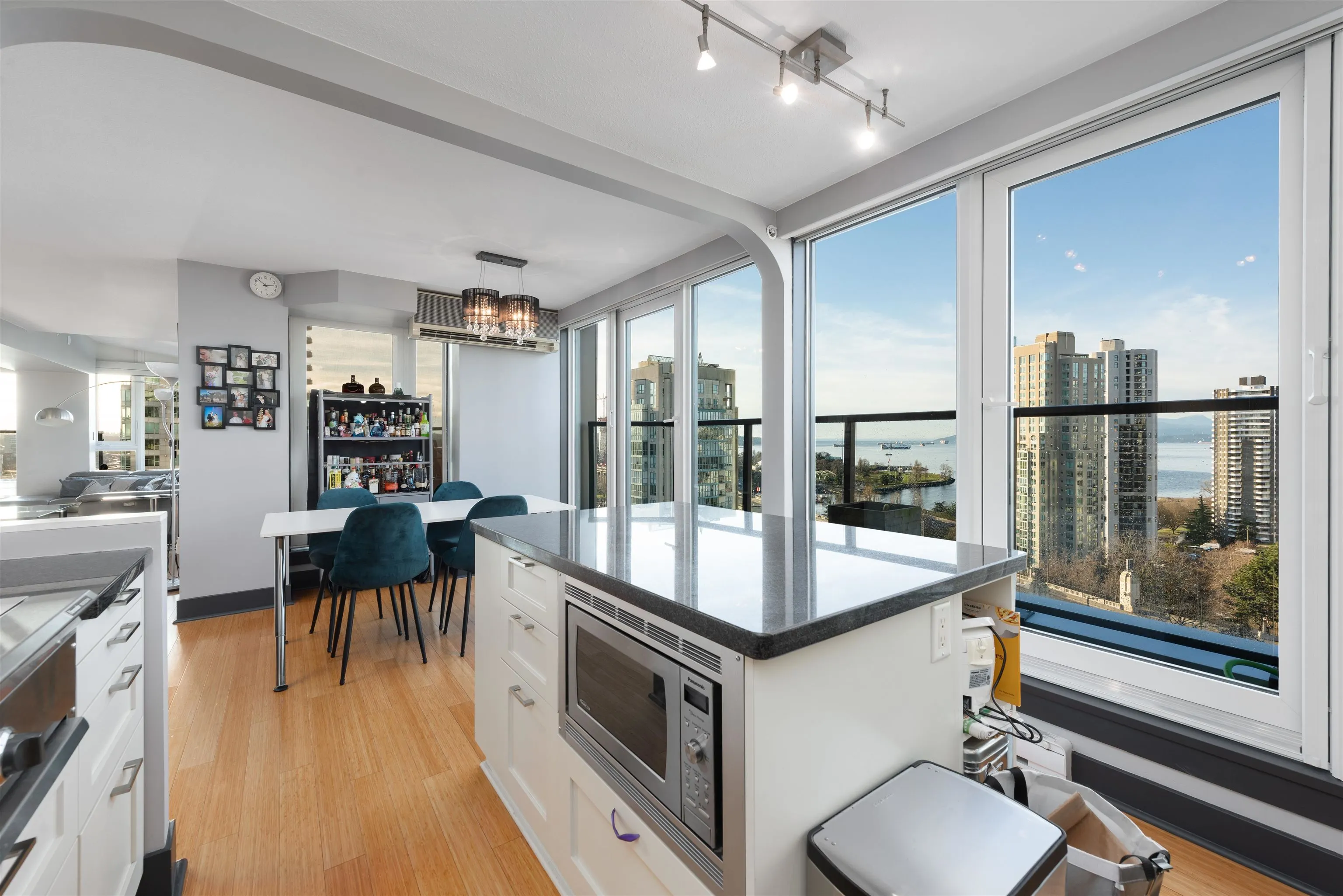 1806 888 Pacific Street