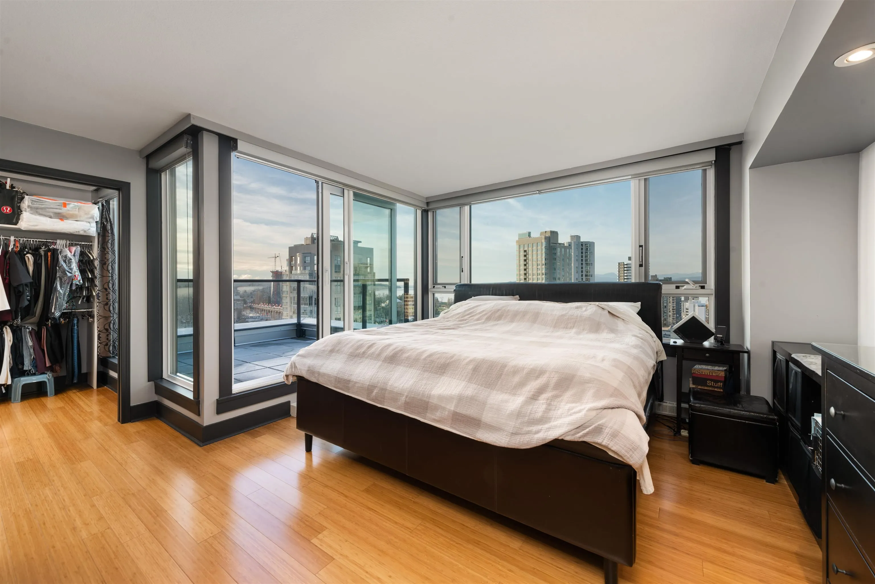 1806 888 Pacific Street