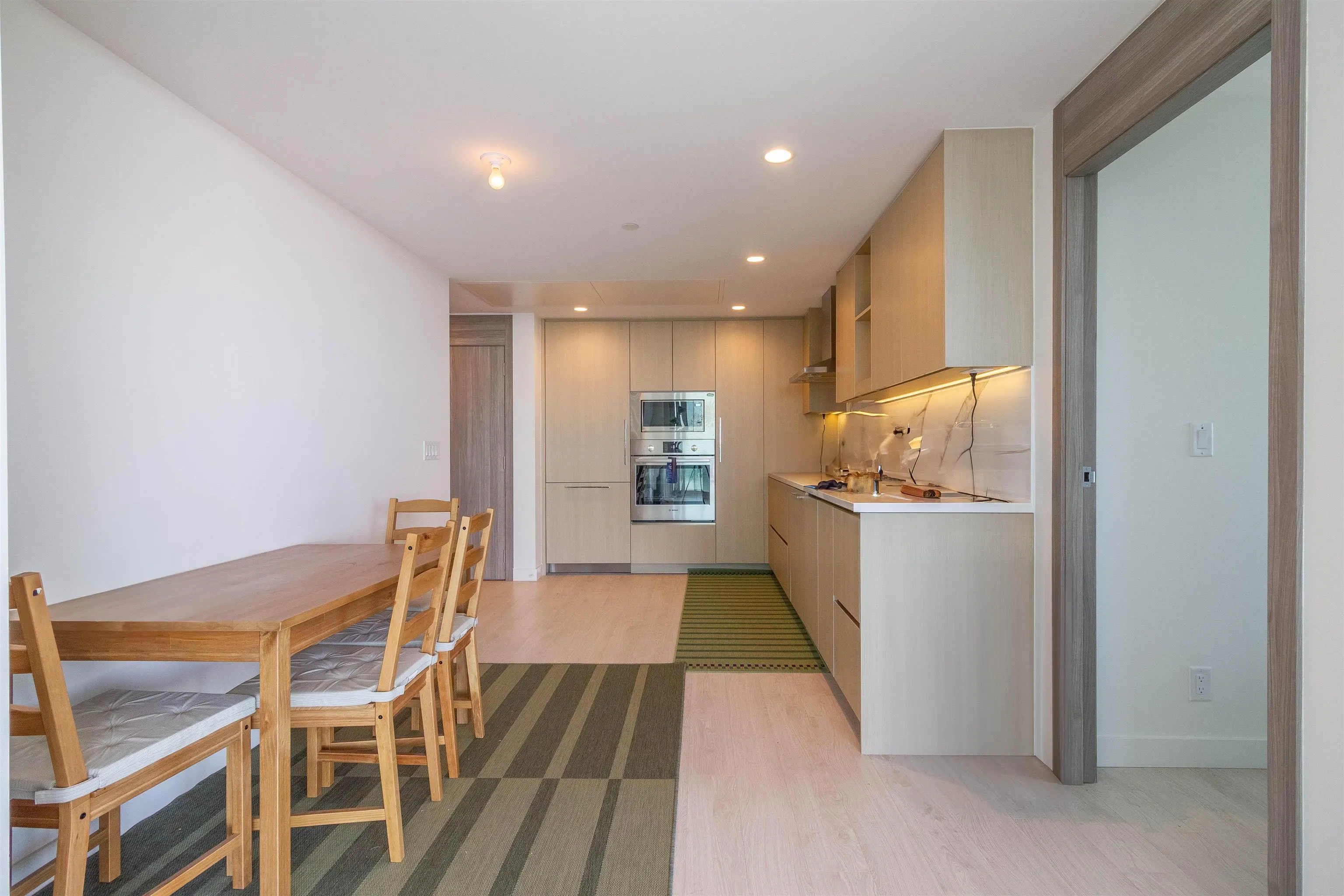 2909 4890 Lougheed Highway