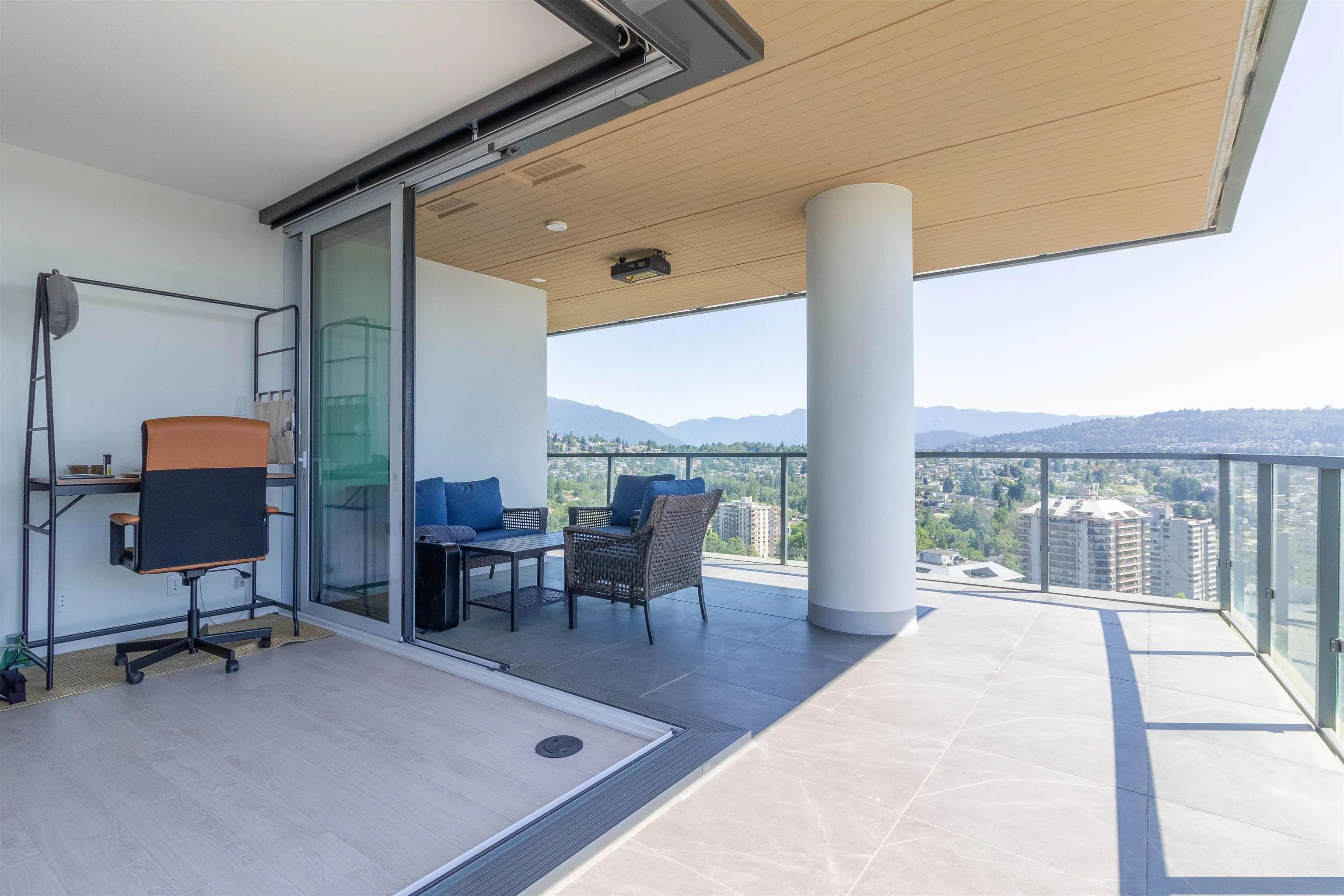 2909 4890 Lougheed Highway