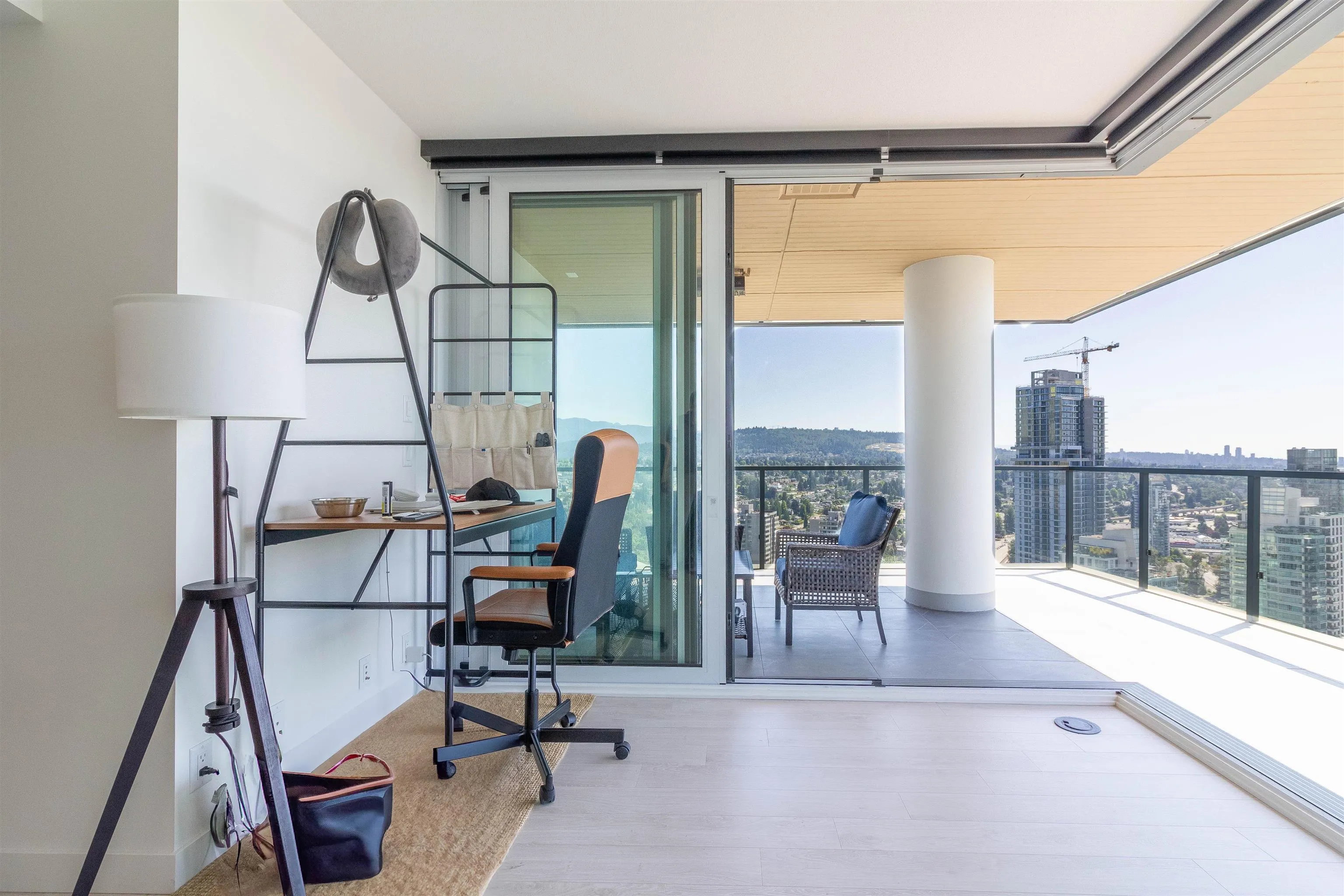 2909 4890 Lougheed Highway