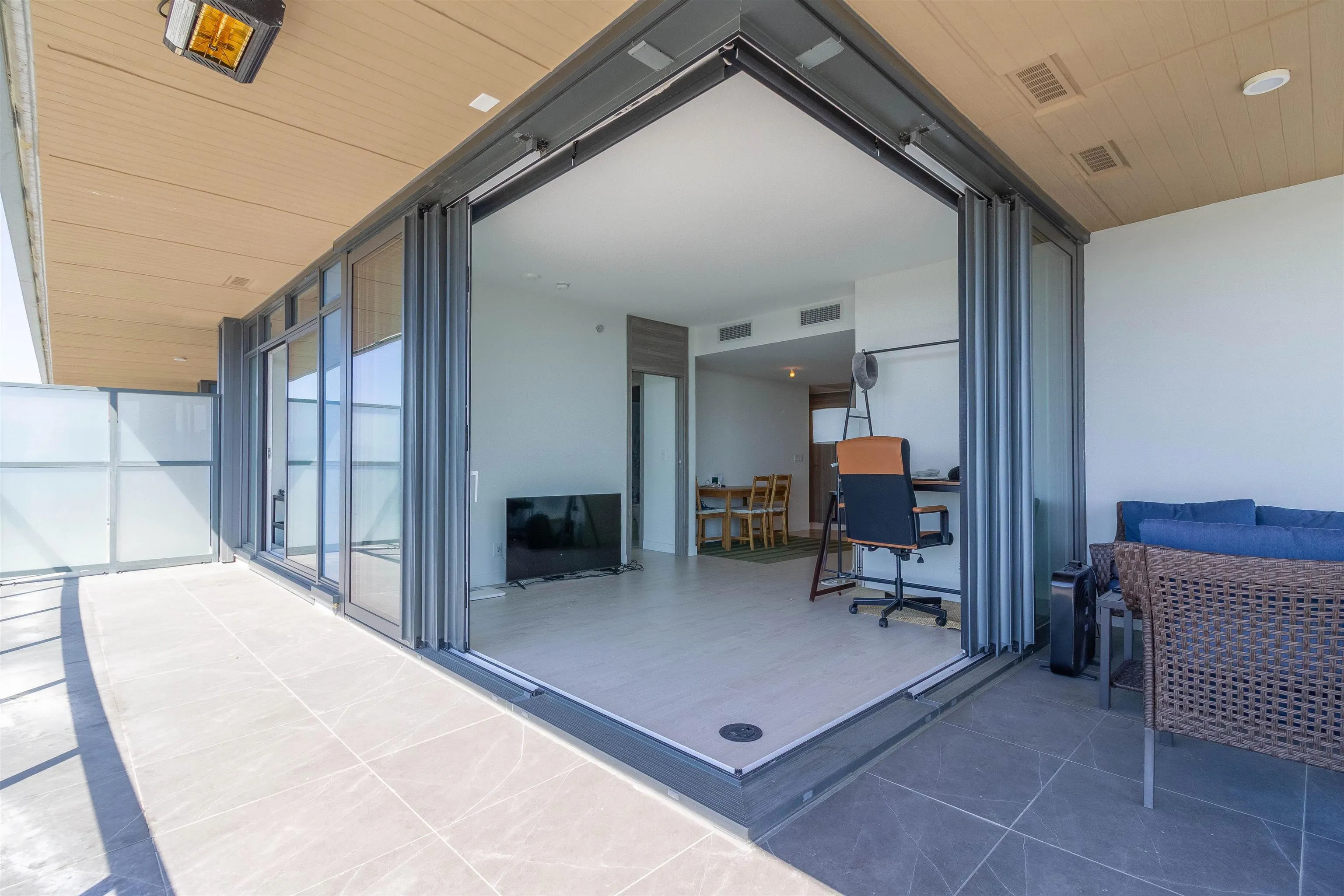 2909 4890 Lougheed Highway