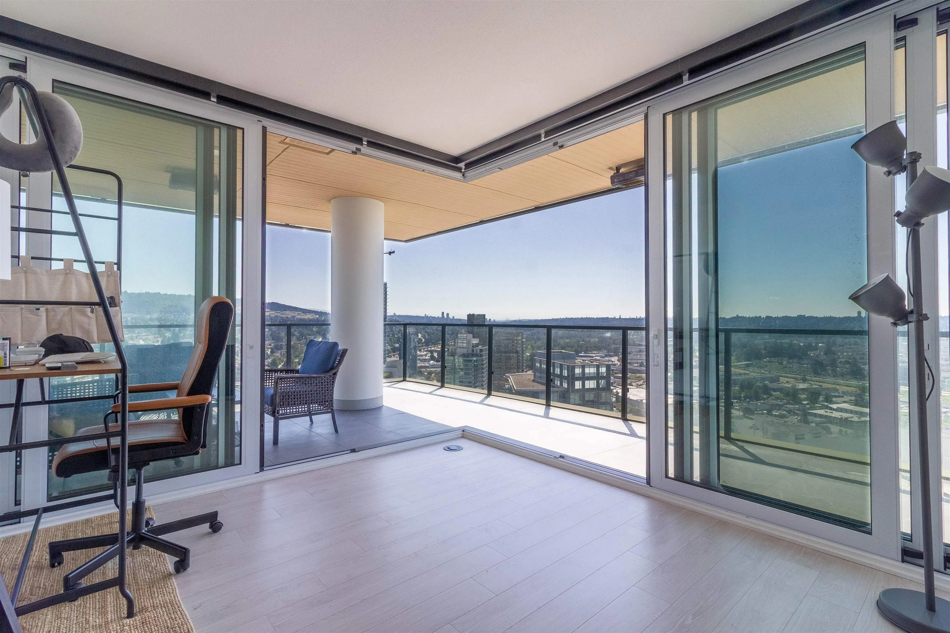2909 4890 Lougheed Highway