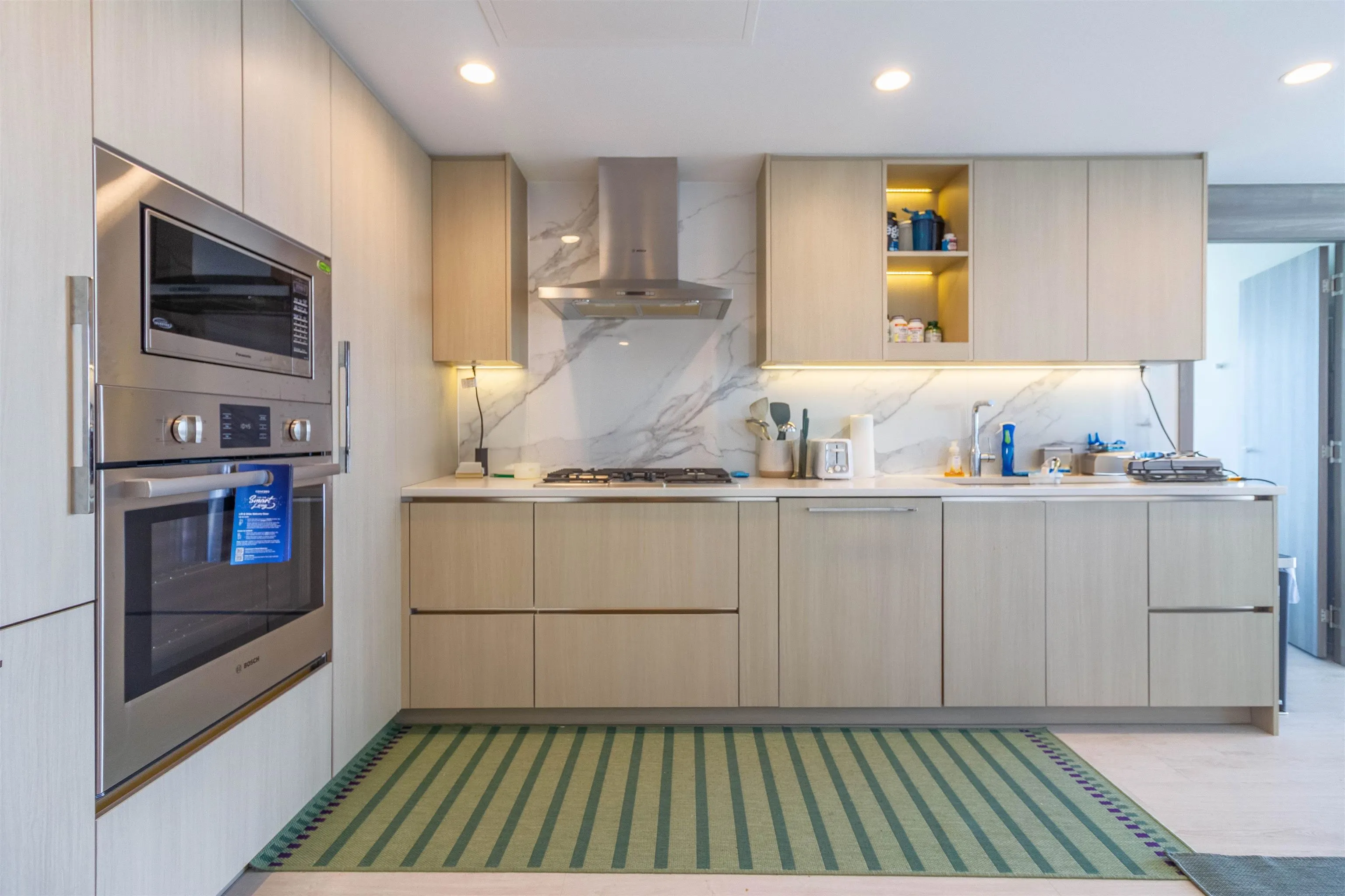 2909 4890 Lougheed Highway